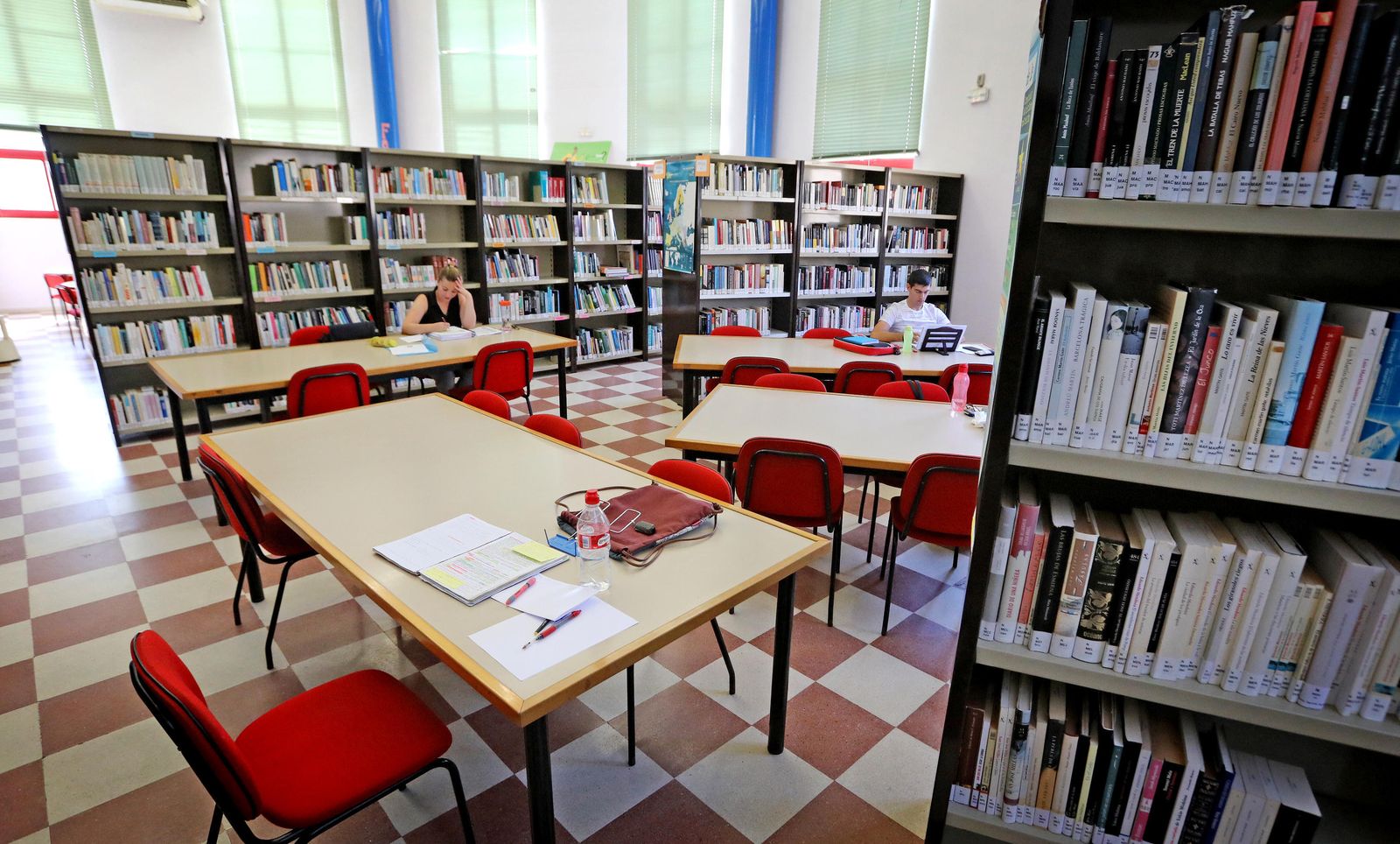 Vista general de la biblioteca municipal Agustín Muñoz de la barriada La Granja.