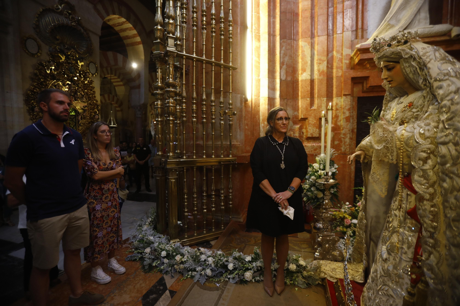 El solemne besamanos de la Virgen de la Paz y Esperanza en la Catedral, en imágenes