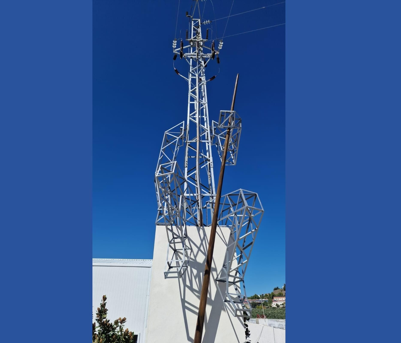 Ríos cuenta que se encontraron con una torre eléctrica que no podían quitar: la transformó en un aceitunero vareador.