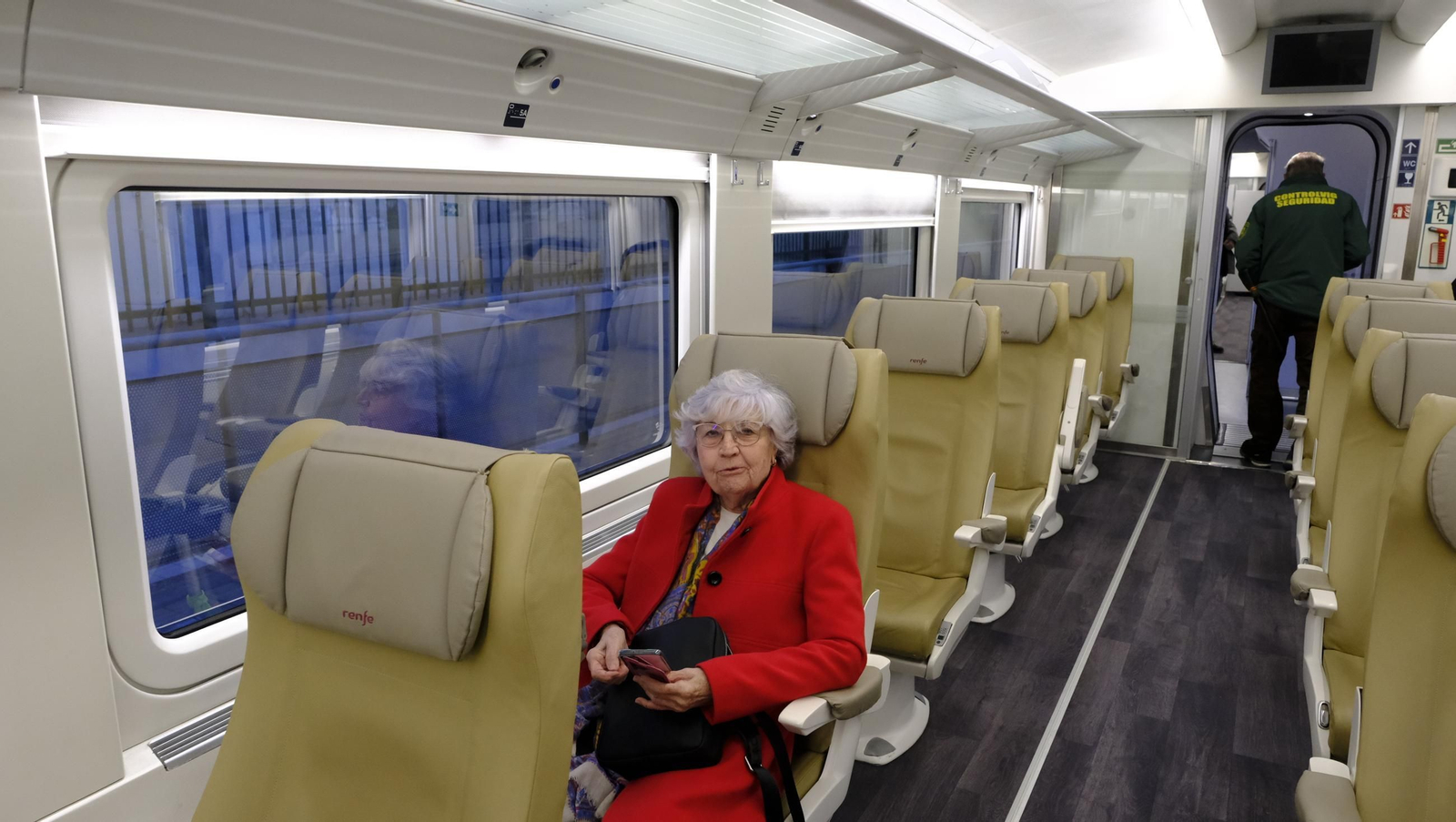 El primer Alvia de Renfe sale de la Estación de Huércal de Almería, en imágenes