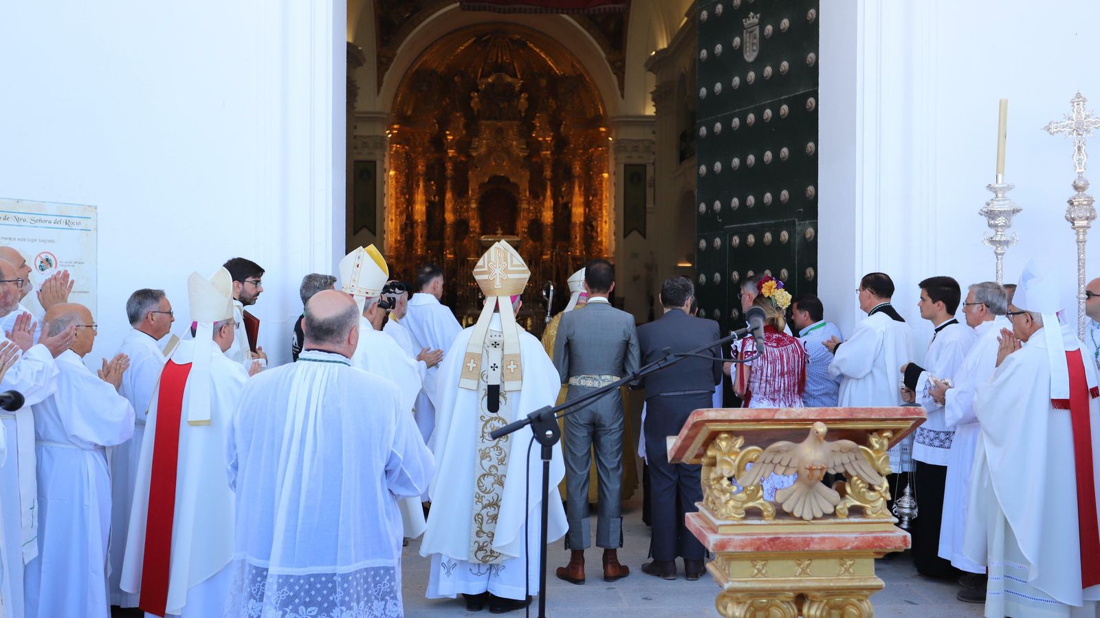 Instante en el que se inaugura el Año Jubilar al abrirse la puerta santa.