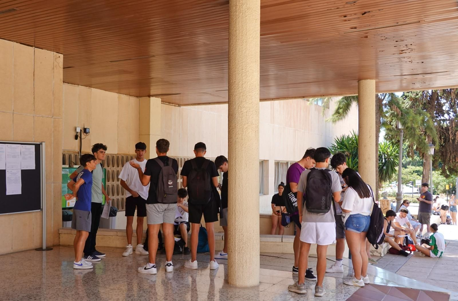 Alumnos en la UMA, antes del examen de Selectividad de julio.