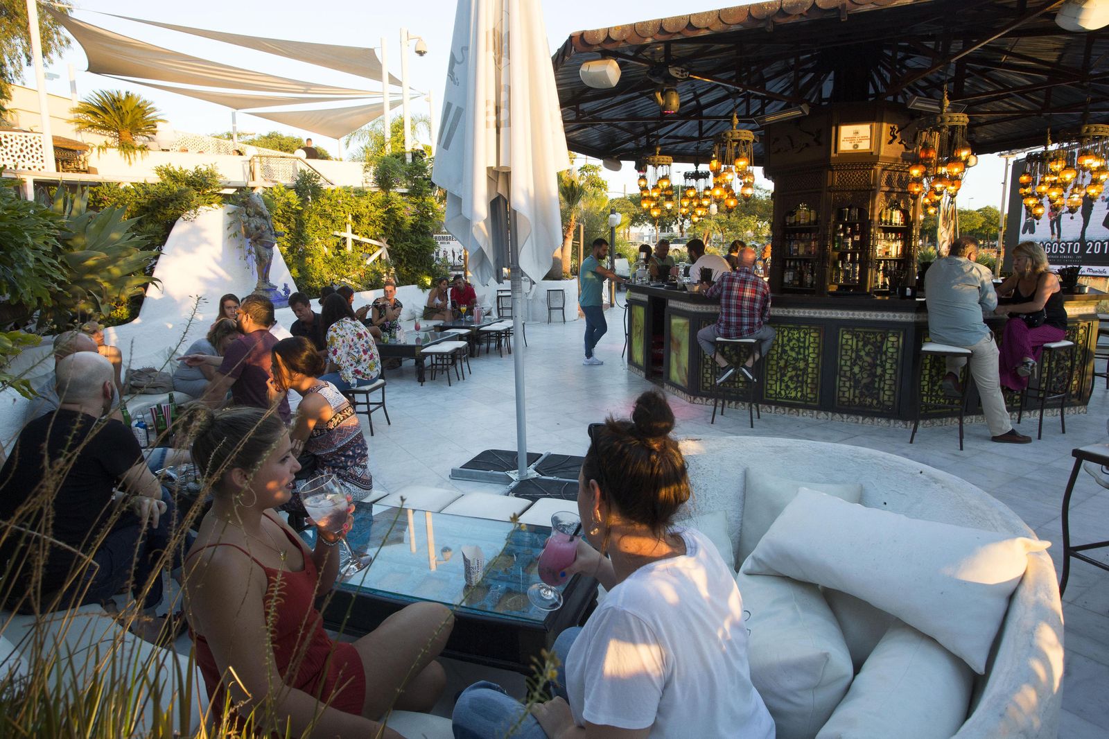 Terraza de Mandala Mirador, uno de los espacios privilegiados de Huelva para disfrutar de un cóctel y unas agradables vistas.