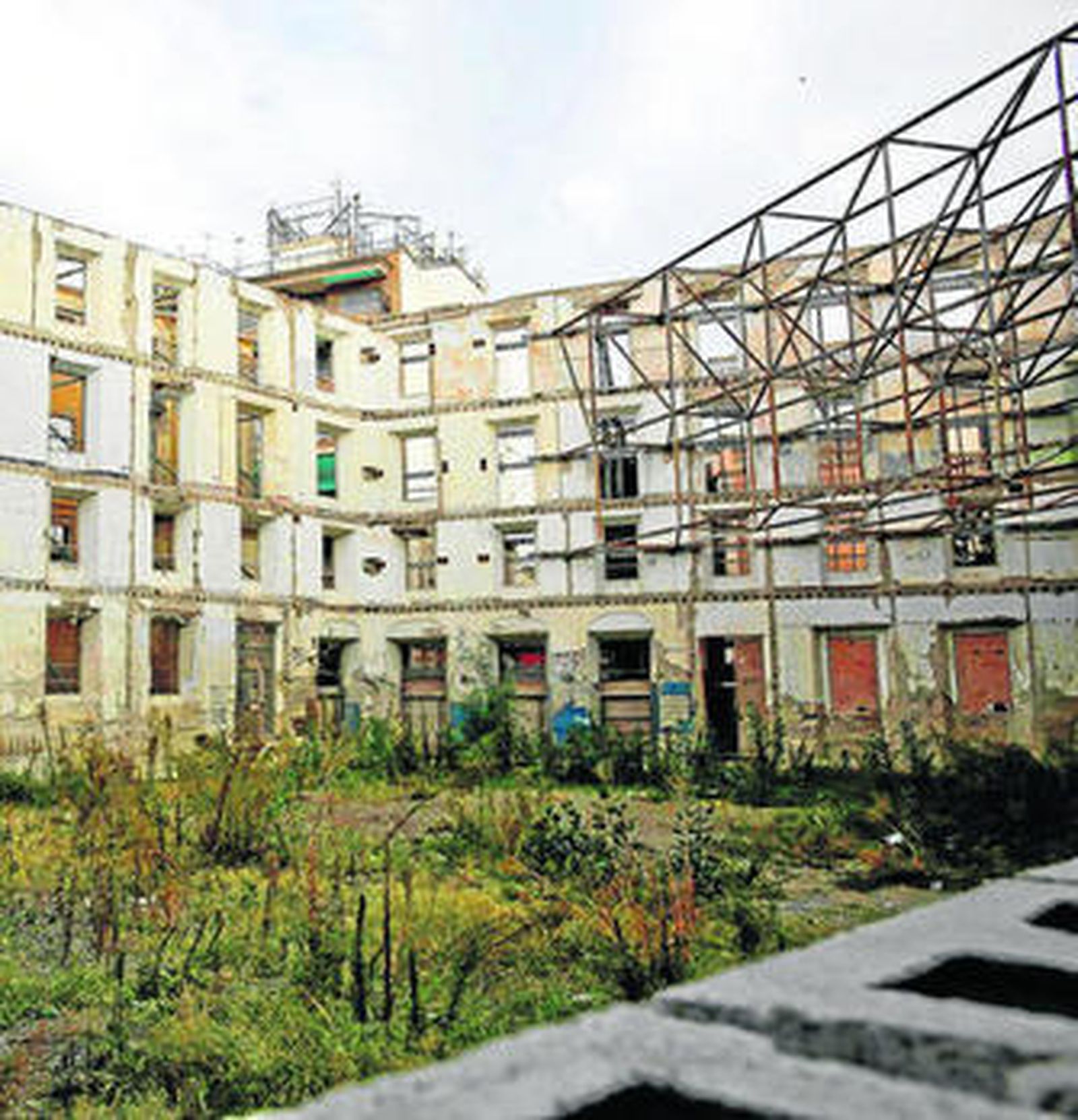 Vista de la parcela de la Plaza del Teatro, 1 y 2.