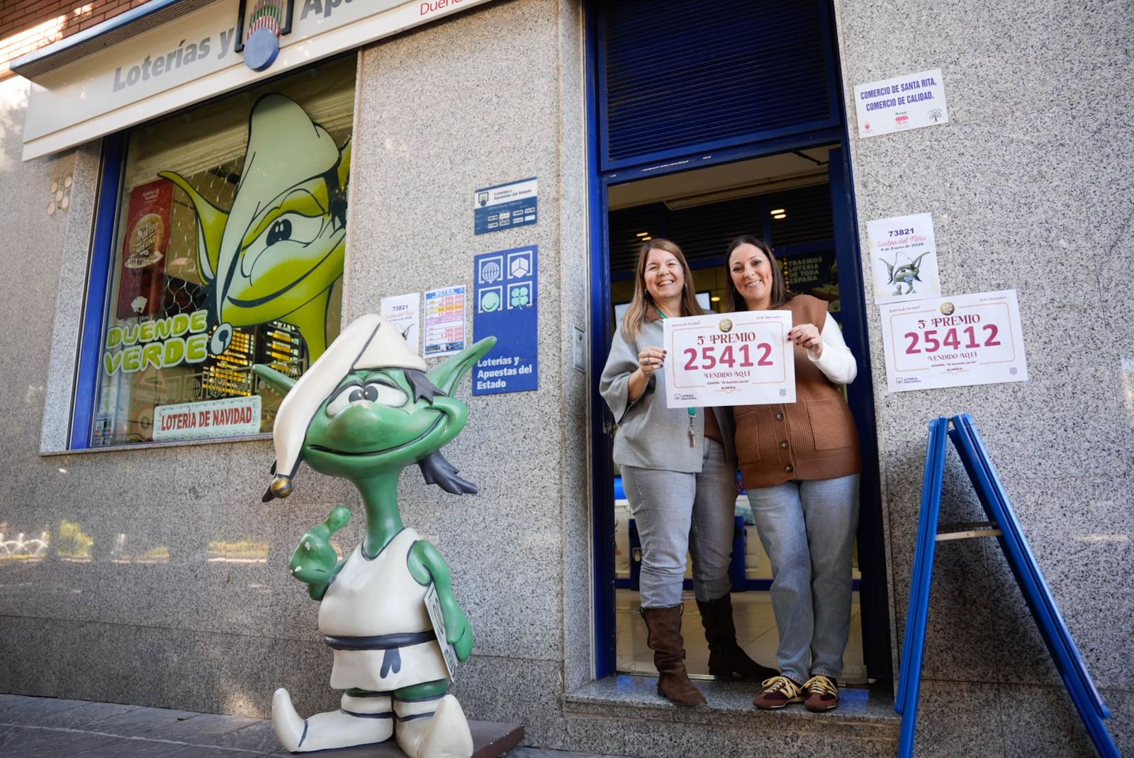 La lluvia de millones de la Lotería de Navidad llega a Roquetas, Las Norias, Las Cabañuelas y a Almería, en fotos