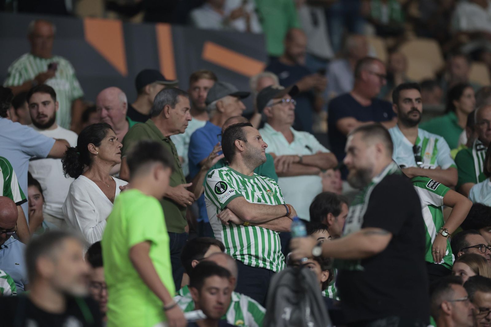 Búscate en las fotos del Betis - Nottingham Forest