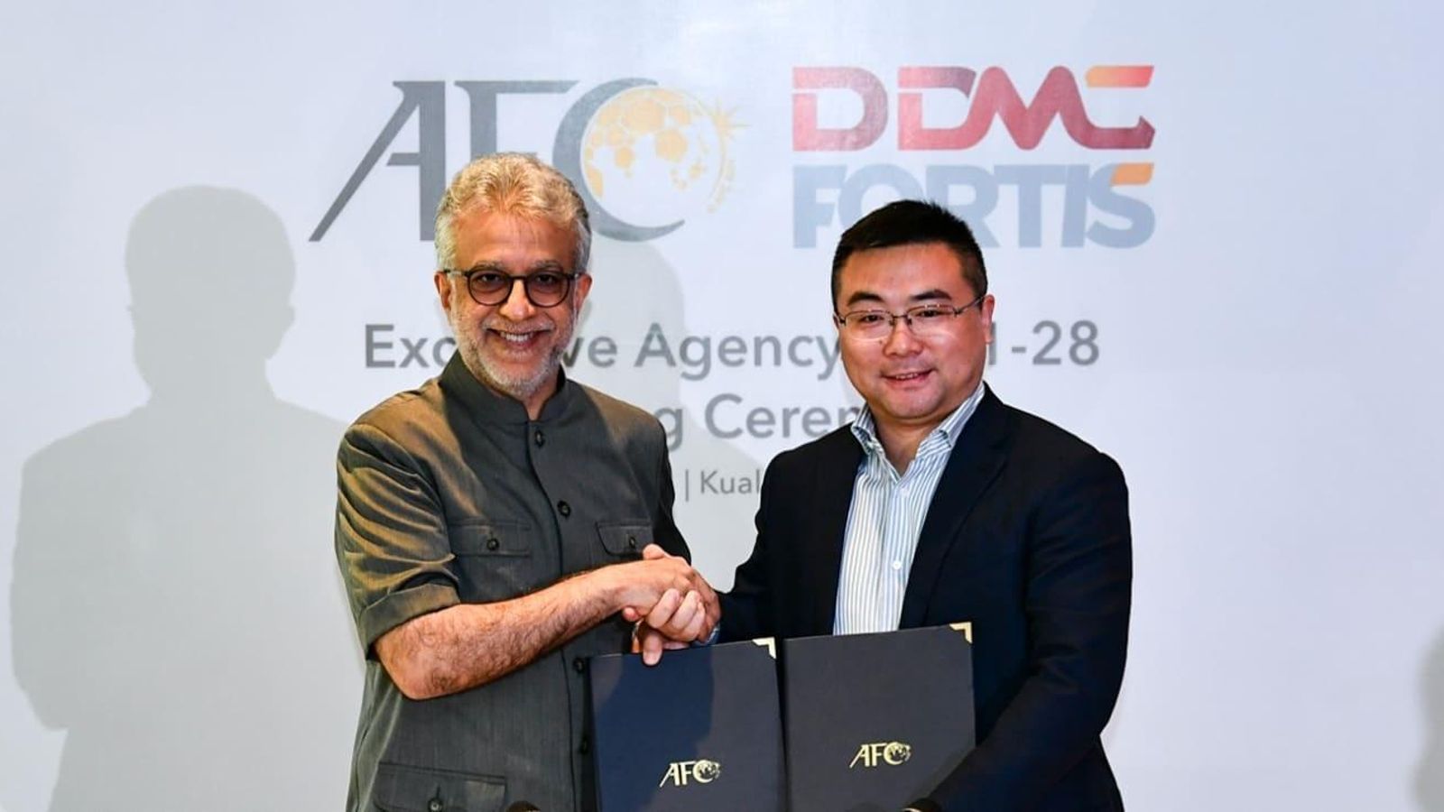 Rentao Yi, a la derecha, es el empresario chino propietario del Granada CF.