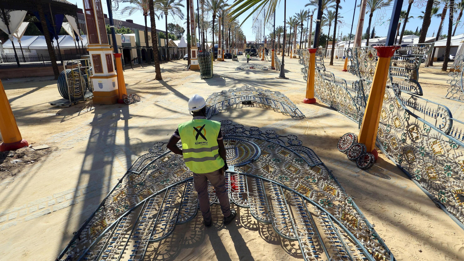 Un operario trabajando bajo el sol en la Feria de Jerez