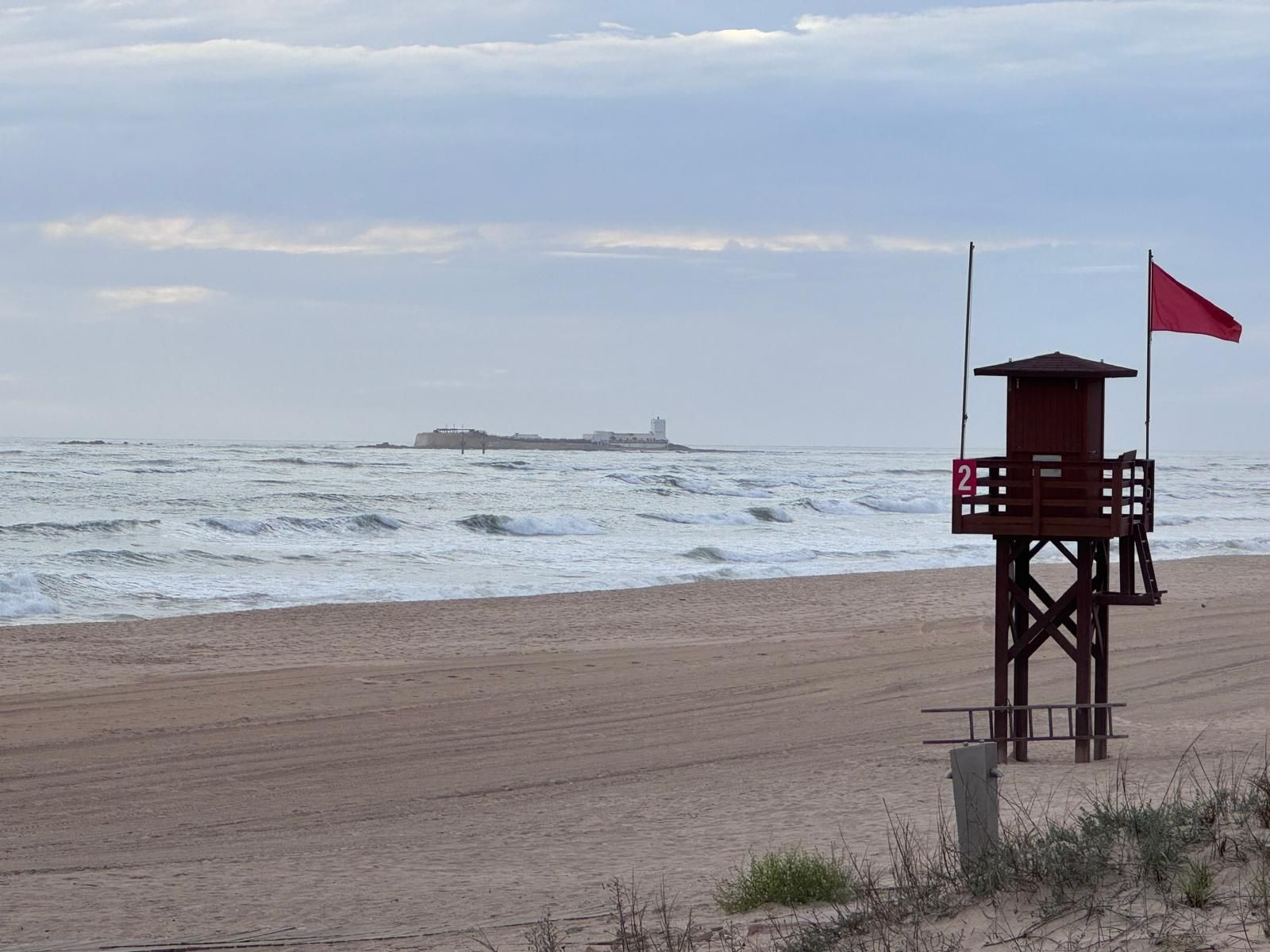Bandera roja en la playa de La Barrosa, en Chiclana de la Frontera.