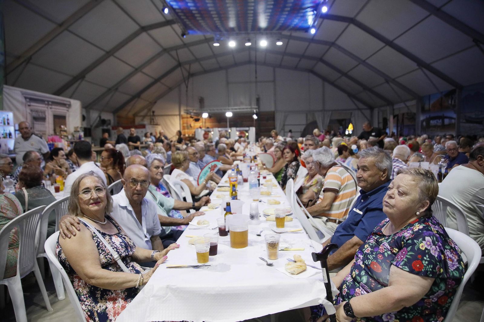 Las mejores imágenes del homenaje a los mayores en la caseta municipal de Almería