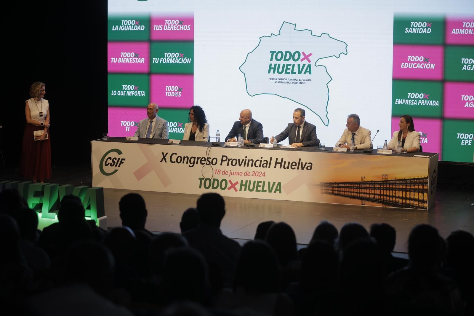 La nueva ejecutiva de CSIF Huelva en la mesa que preside Germán Girela..jpeg