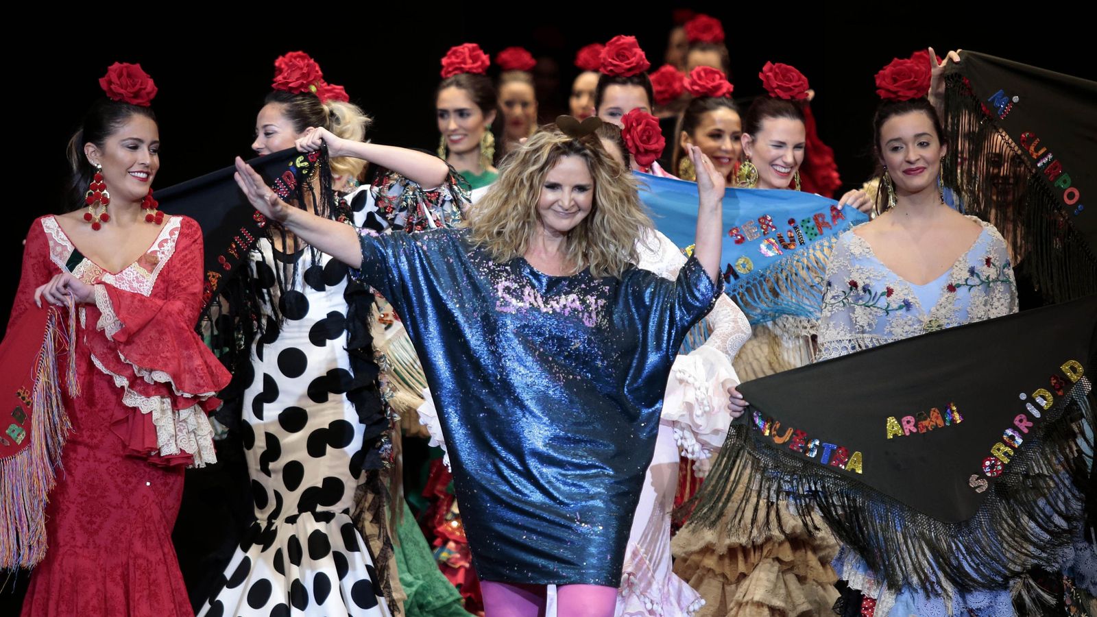 Aurora Gaviño saluda después del desfile.