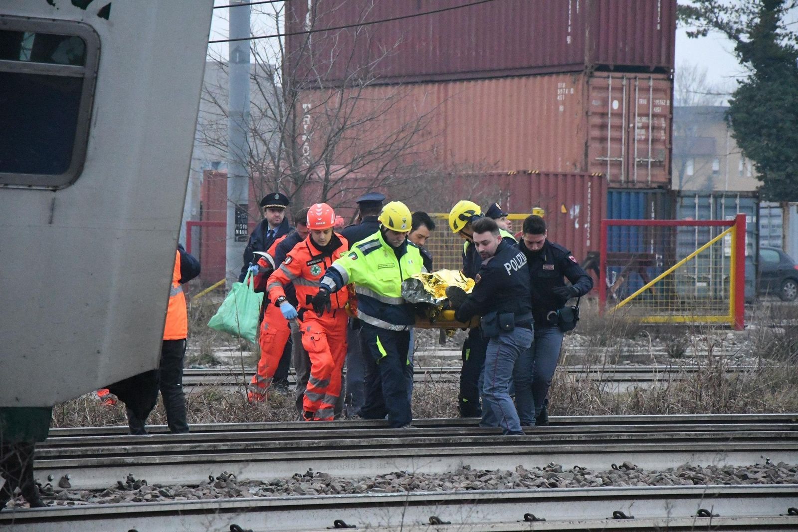 Imágenes del tren descarrilado en la provincia de Milán