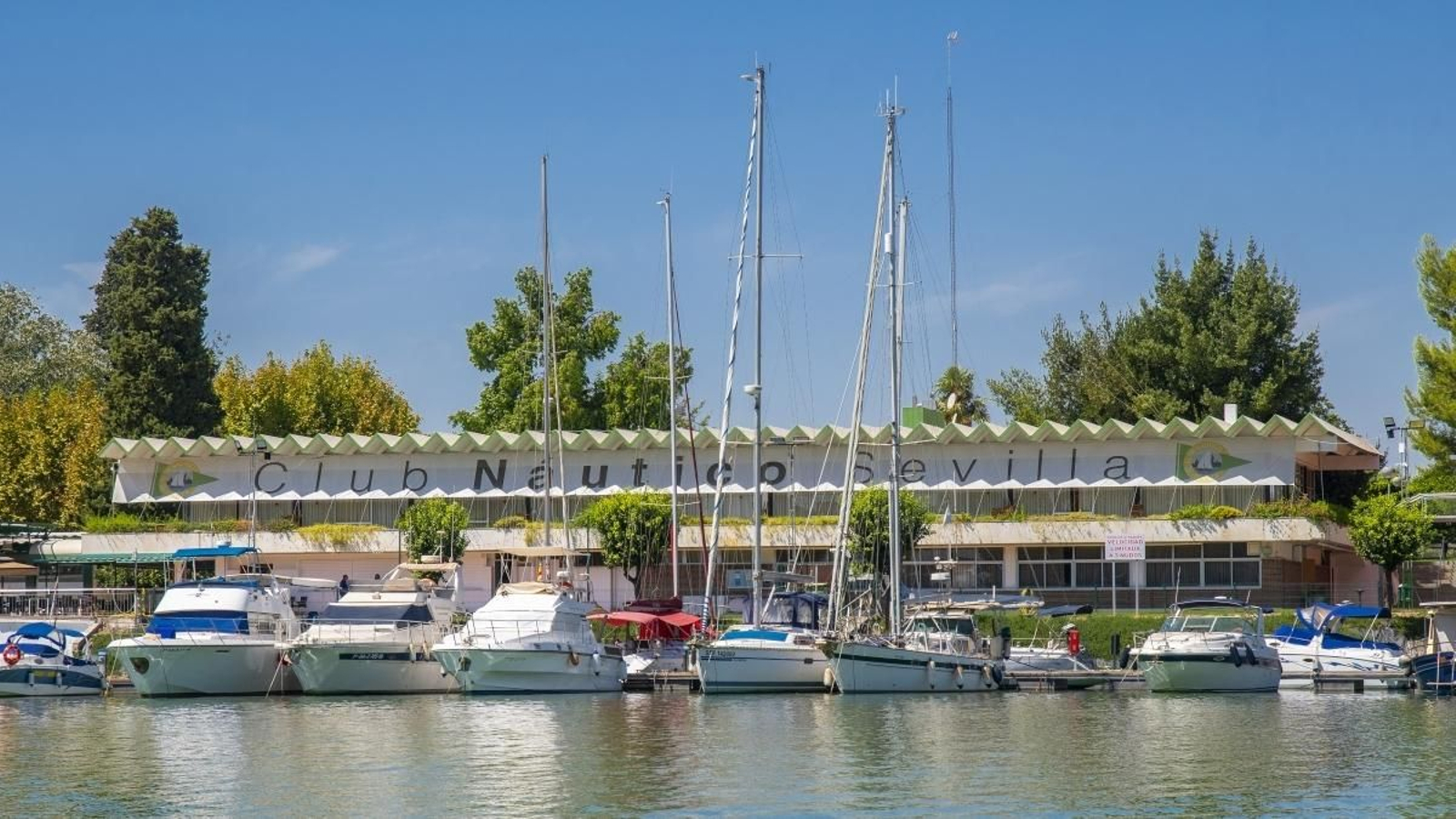 Una imagen del Club Náutico Sevilla, desde el Guadalquivir.