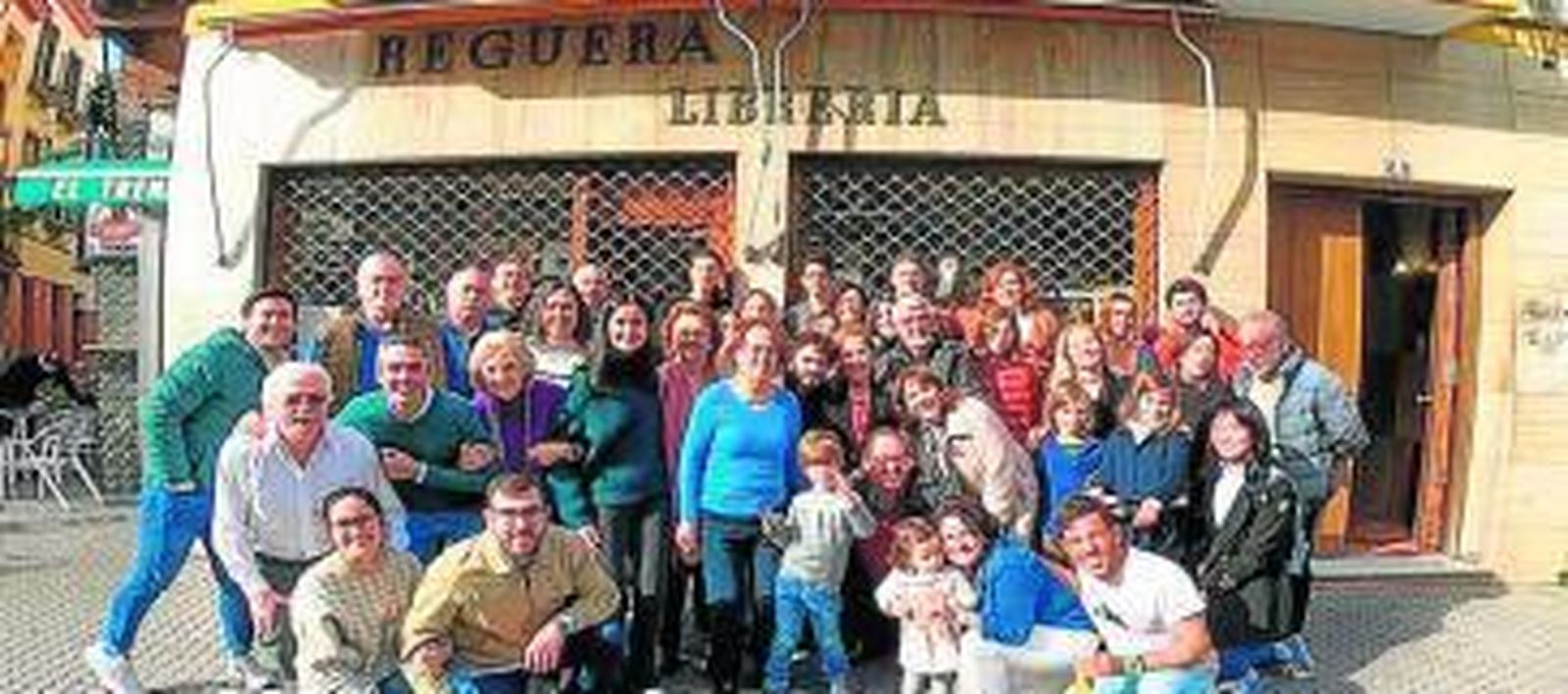 Foto de familia del cierre de la librería Reguera.