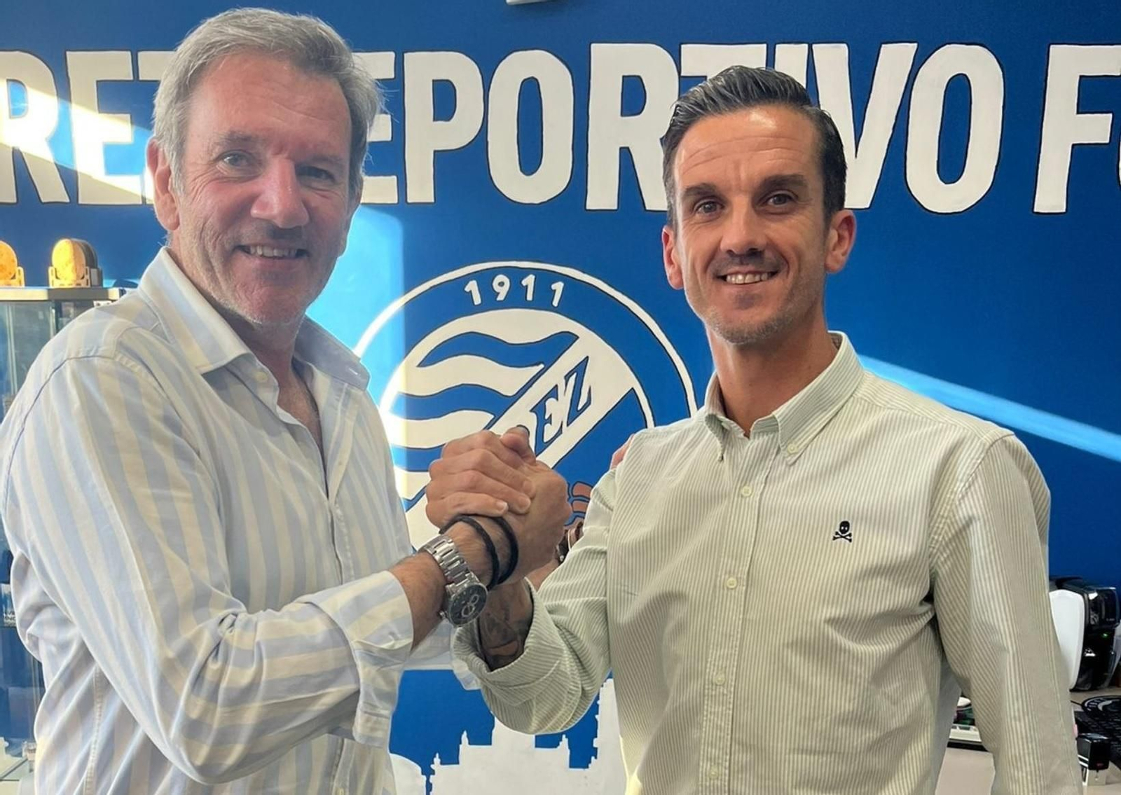 Bello estrecha la mano de Sebastián Alonso, presidente del Xerez DFC, tras firmar su contrato.