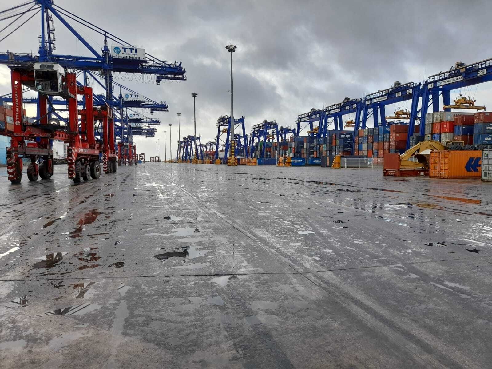 La terminal de TTI, paralizada este viernes. A la izquierda, las 'shuttle carrier'.