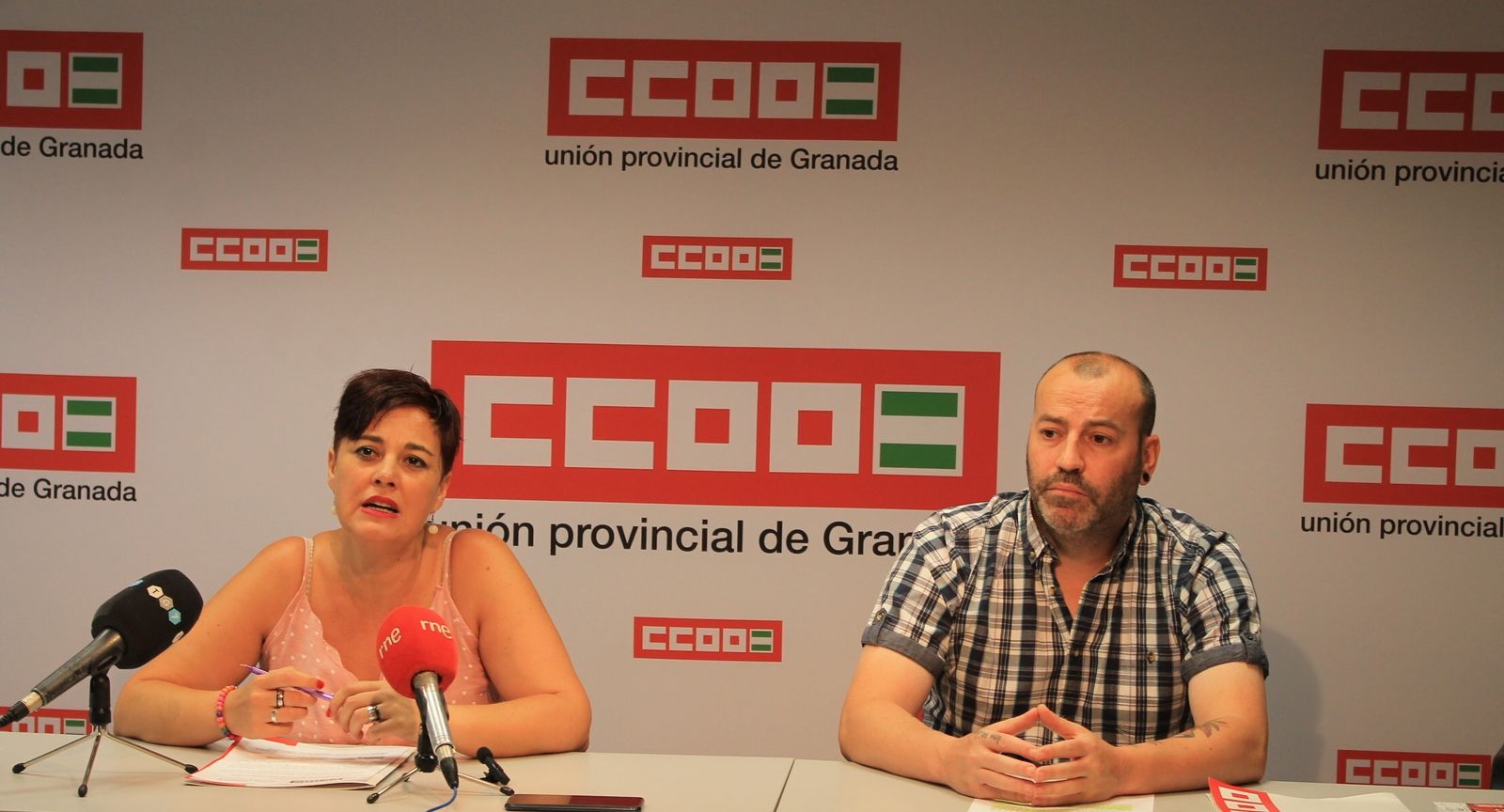 La delegada de la sección sindical de CCOO en el Ayuntamiento de Granada, María Ángeles Martín, y el miembro de la sección, David Vílchez