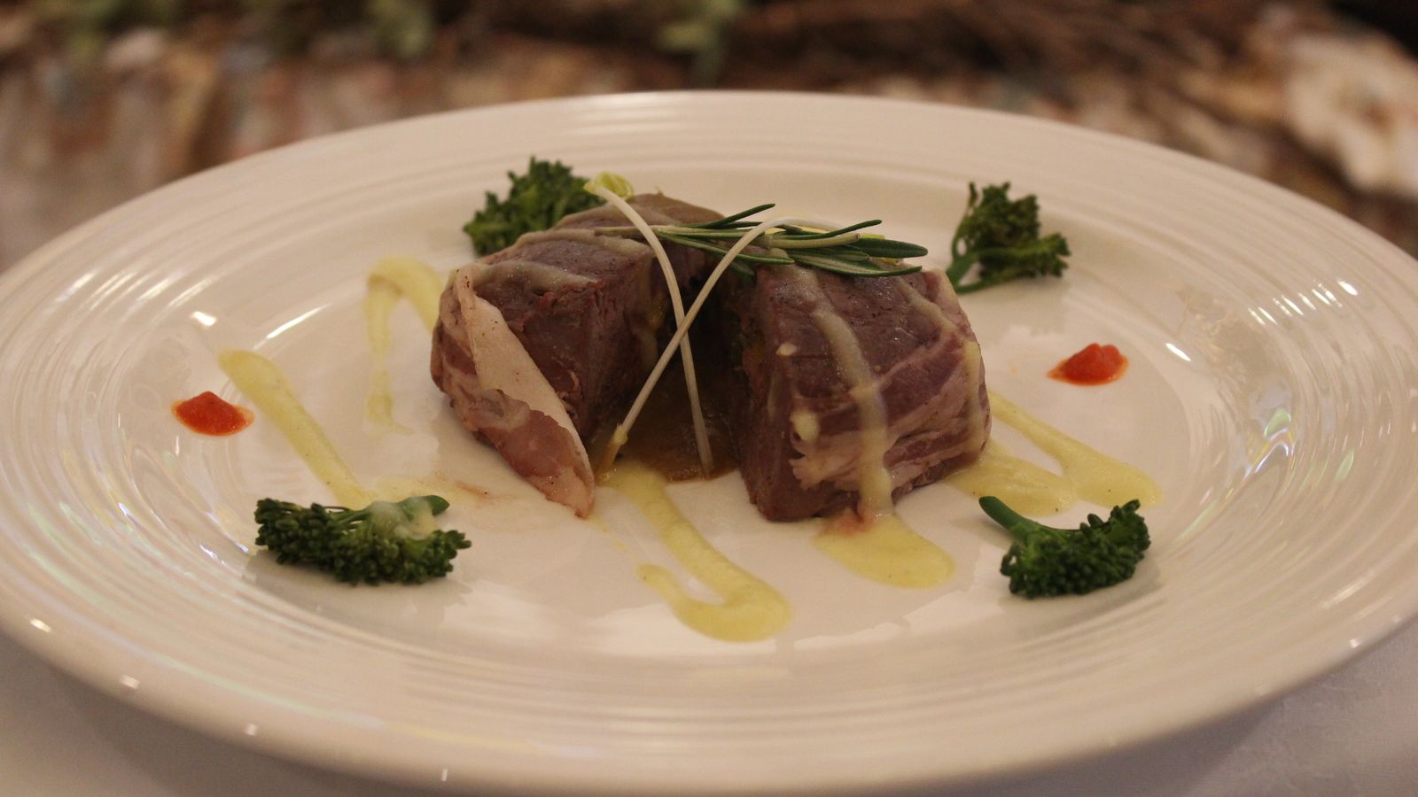 Lomo de novillo asado, relleno de espárragos, jamón y pistachos en su jugo con salsa de tinto de Laujar.