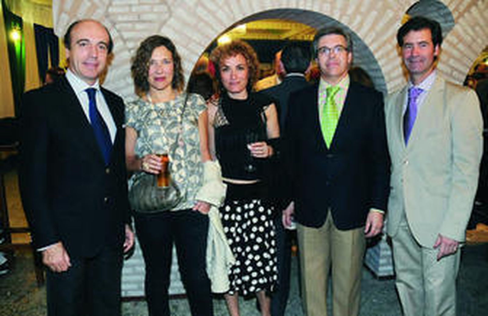 Luis María González Ruano, Lourdes Acosta, Juana Parra, Ildefonso Vergara y Miguel Rus, presidente de Gaesco, comparten un día de Feria.