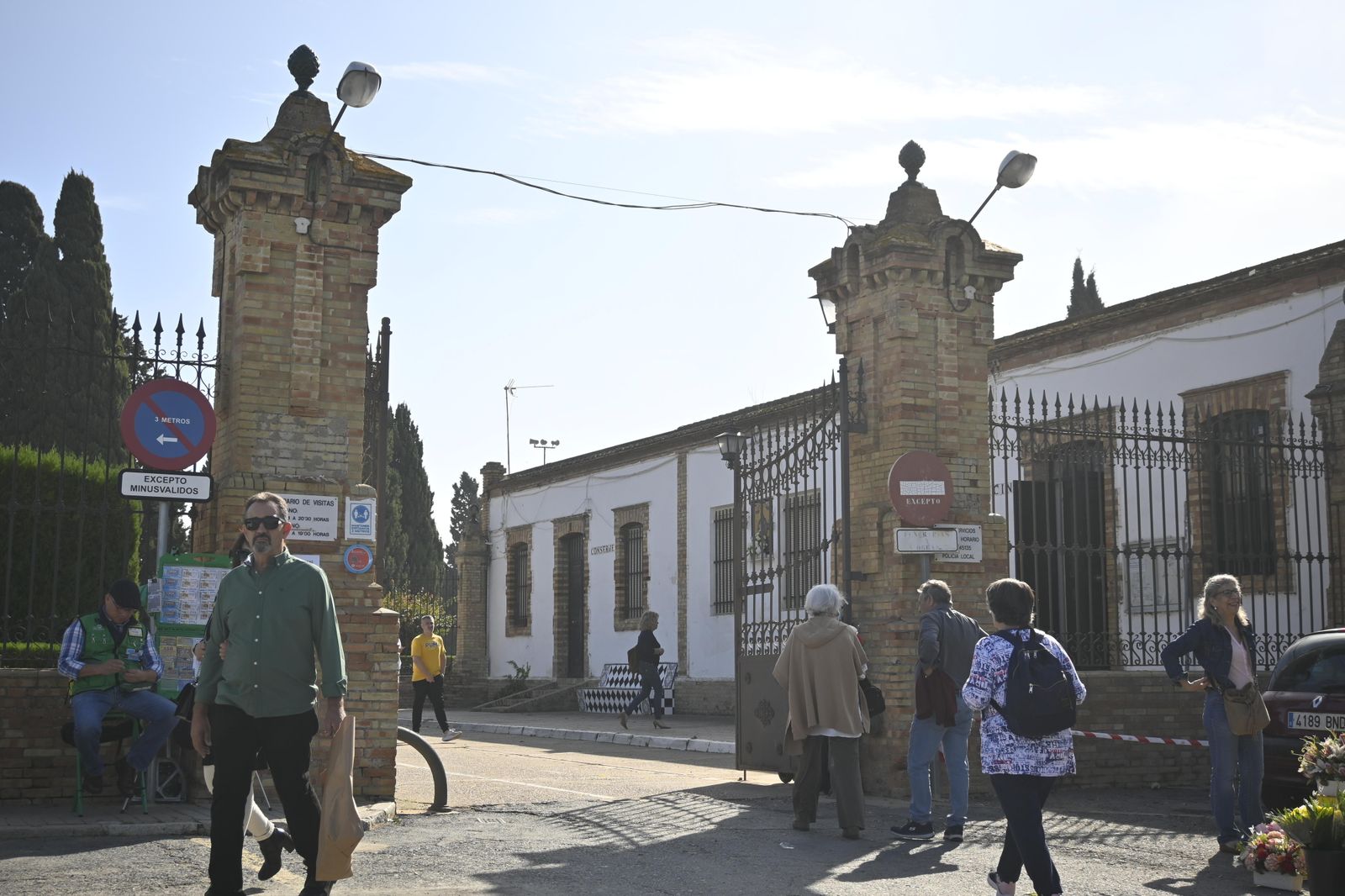 Ambiente en el cementerio de Huelva para el día de todos los Santos.
