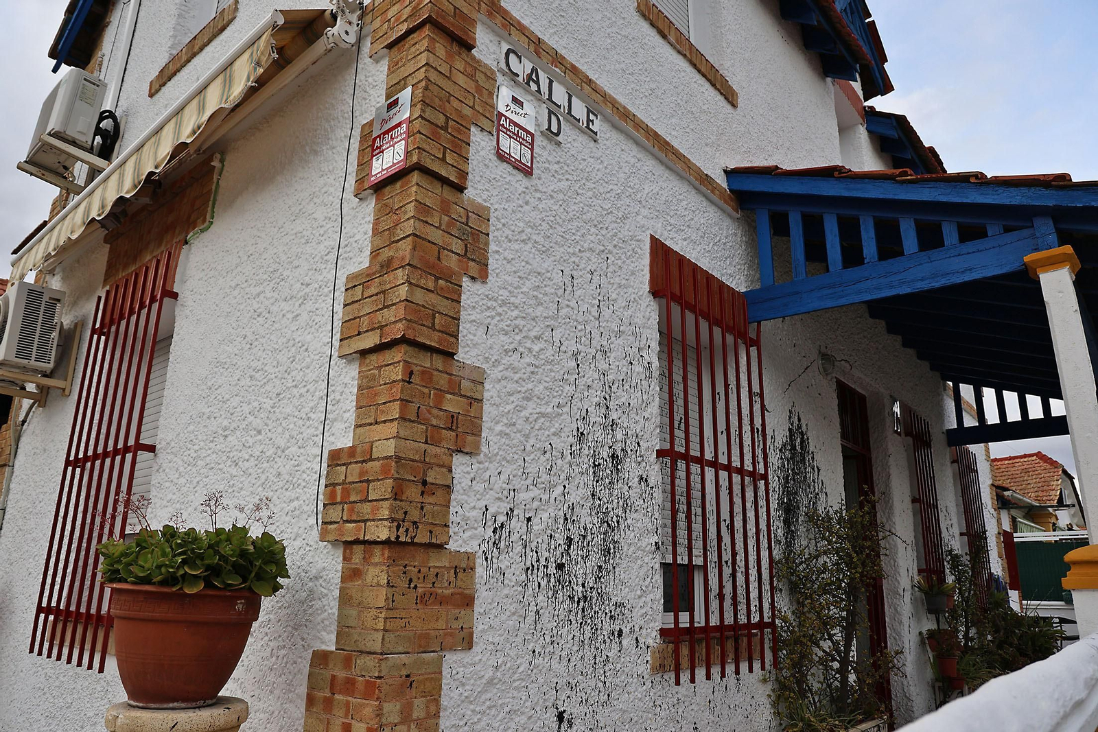 Imágenes del acto vandálico contra una de las casas del Barrio Obrero