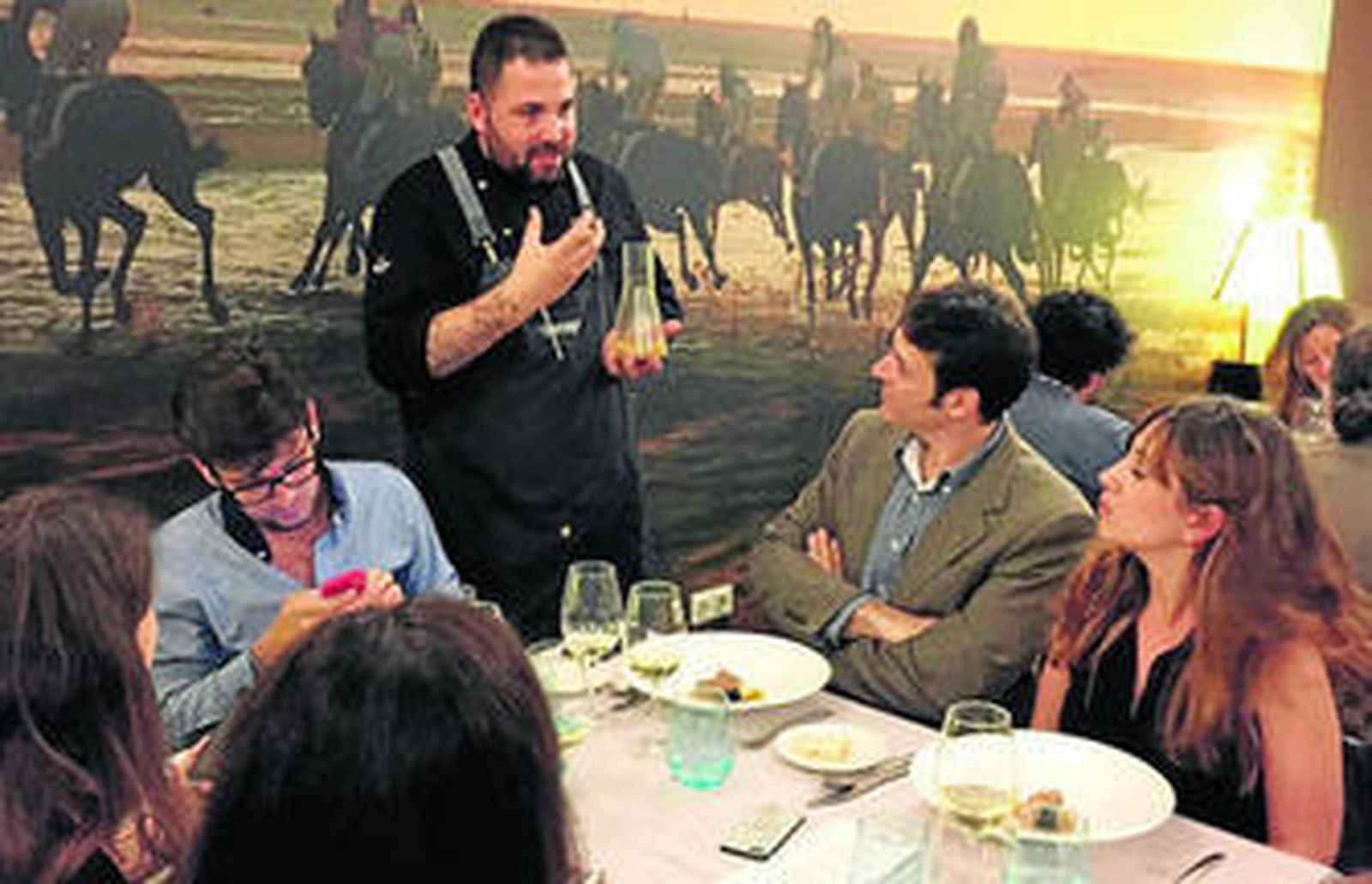 1. Mauro Barreiro explica a los comensales uno de los platos en el restaurante Surtopía. 2. Un cocinero prepara uno de los platos que se servirán. 3. La magnífica mesa de banquetes  del Kitchen Club Madrid, con tres de los fogones al fondo.
