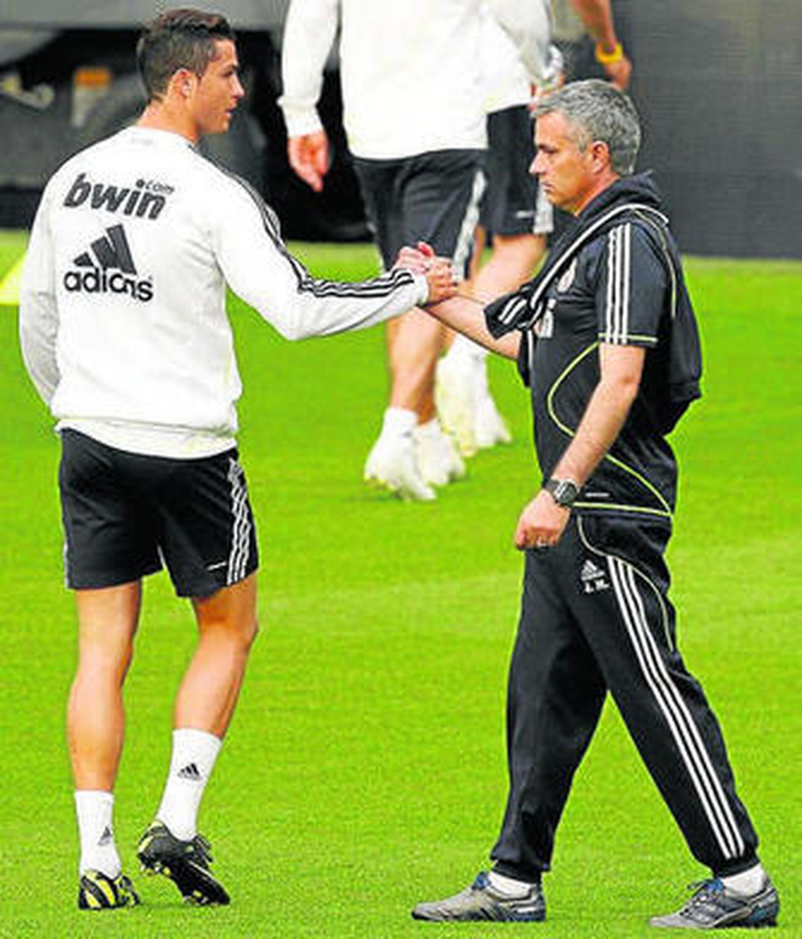 Cristiano Ronaldo y Mourinho, en el entrenamiento de ayer.