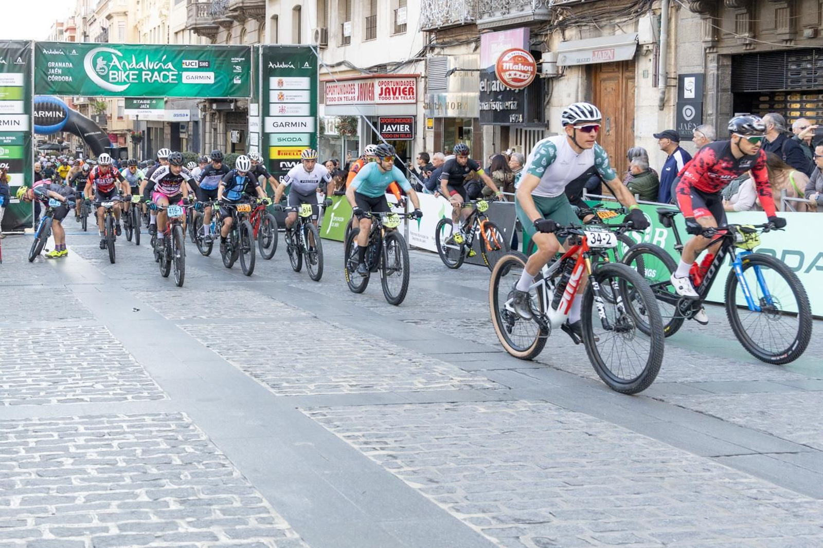 En imágenes: la Andalucía Bike Race dice adiós a Jaén con una etapa marcada por Jabalcuz