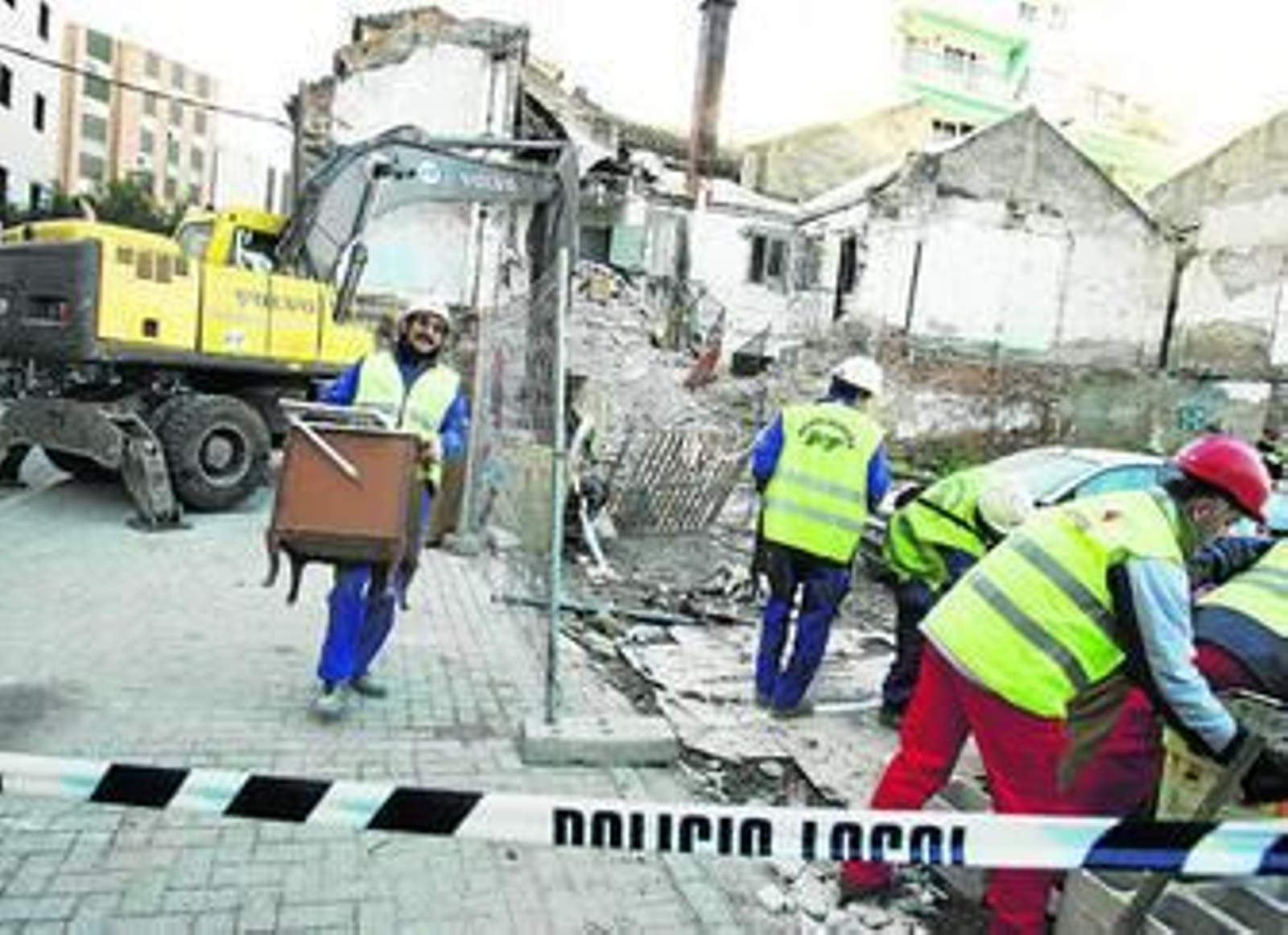 Trabajos de demolición de un inmueble declarado en ruina, en la calle Calvo.