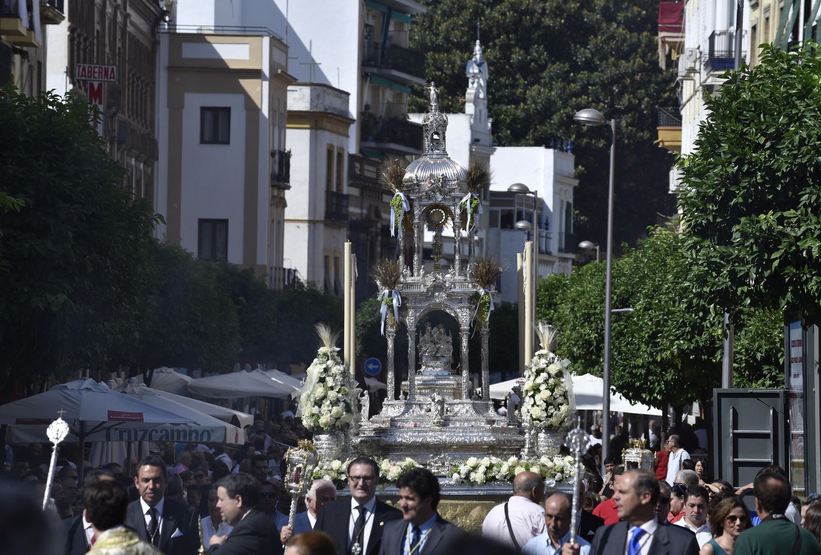 La custodia del Corpus de Triana llegando a la Plaza del Altozano.