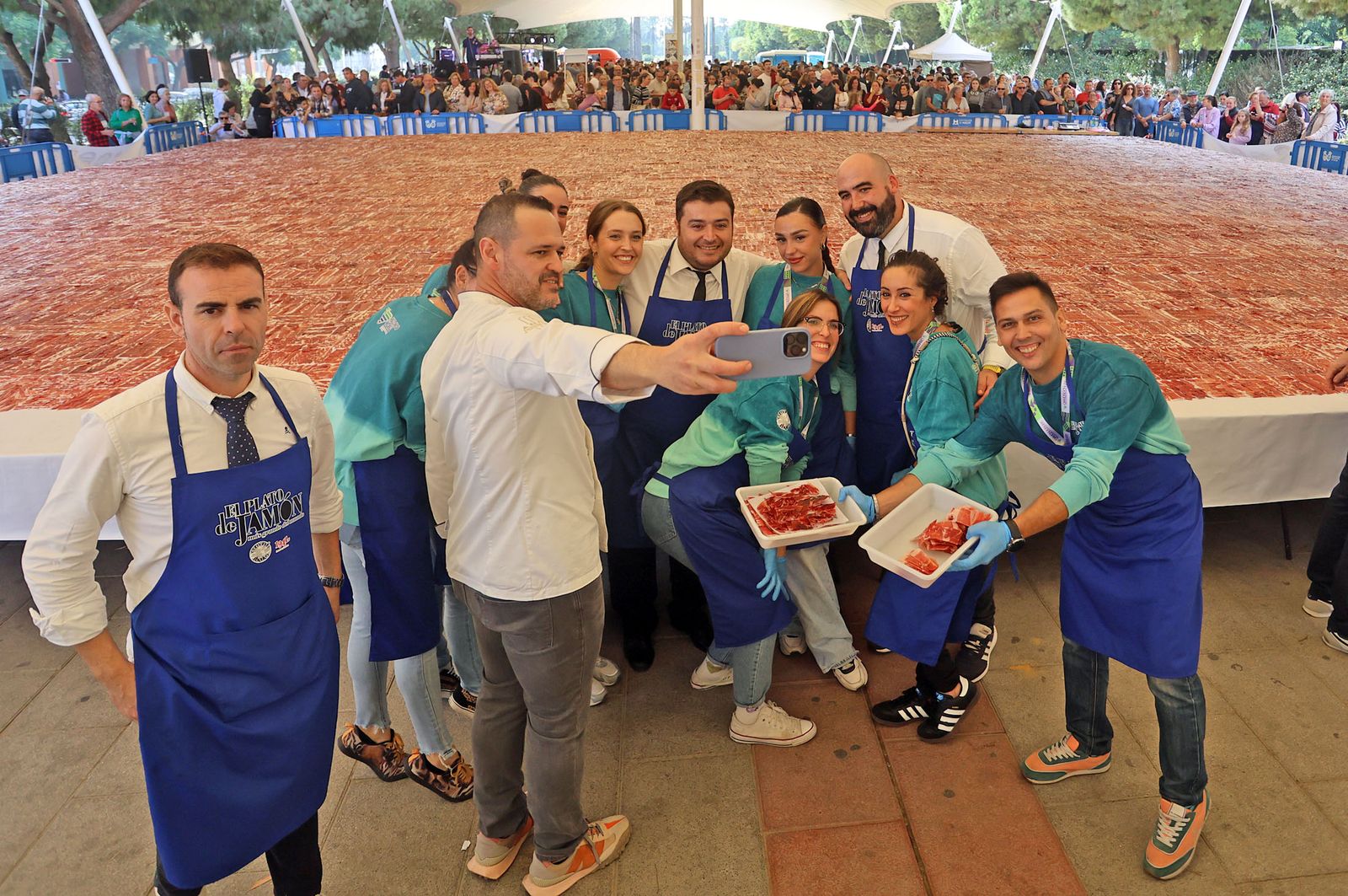Huelva consigue el récord Guinness con el plato de jamón más grande del mundo, en imágenes