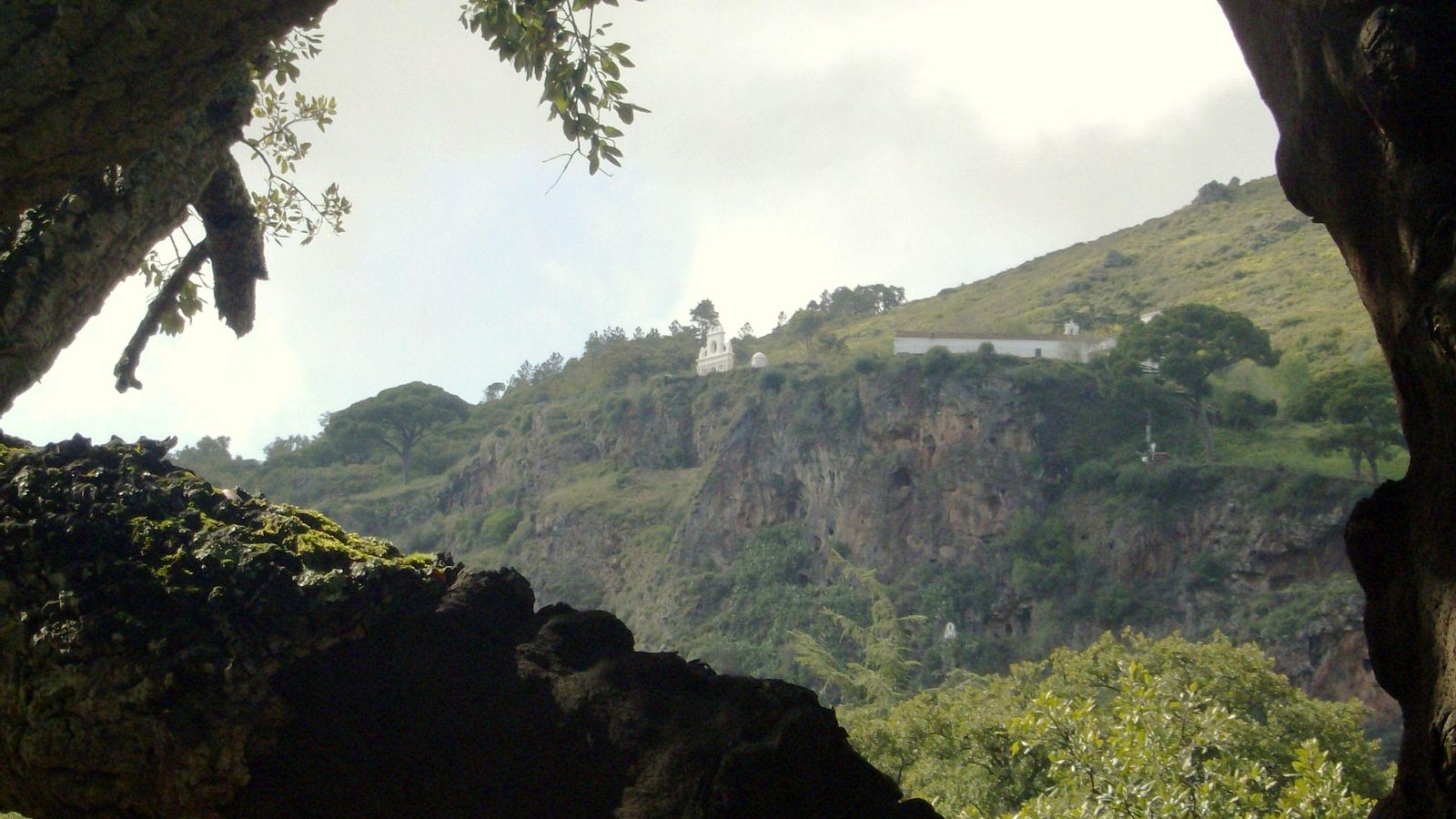 La Peña de Arias Montano rodeada de naturaleza La Peña de Arias Montano rodeada de naturaleza