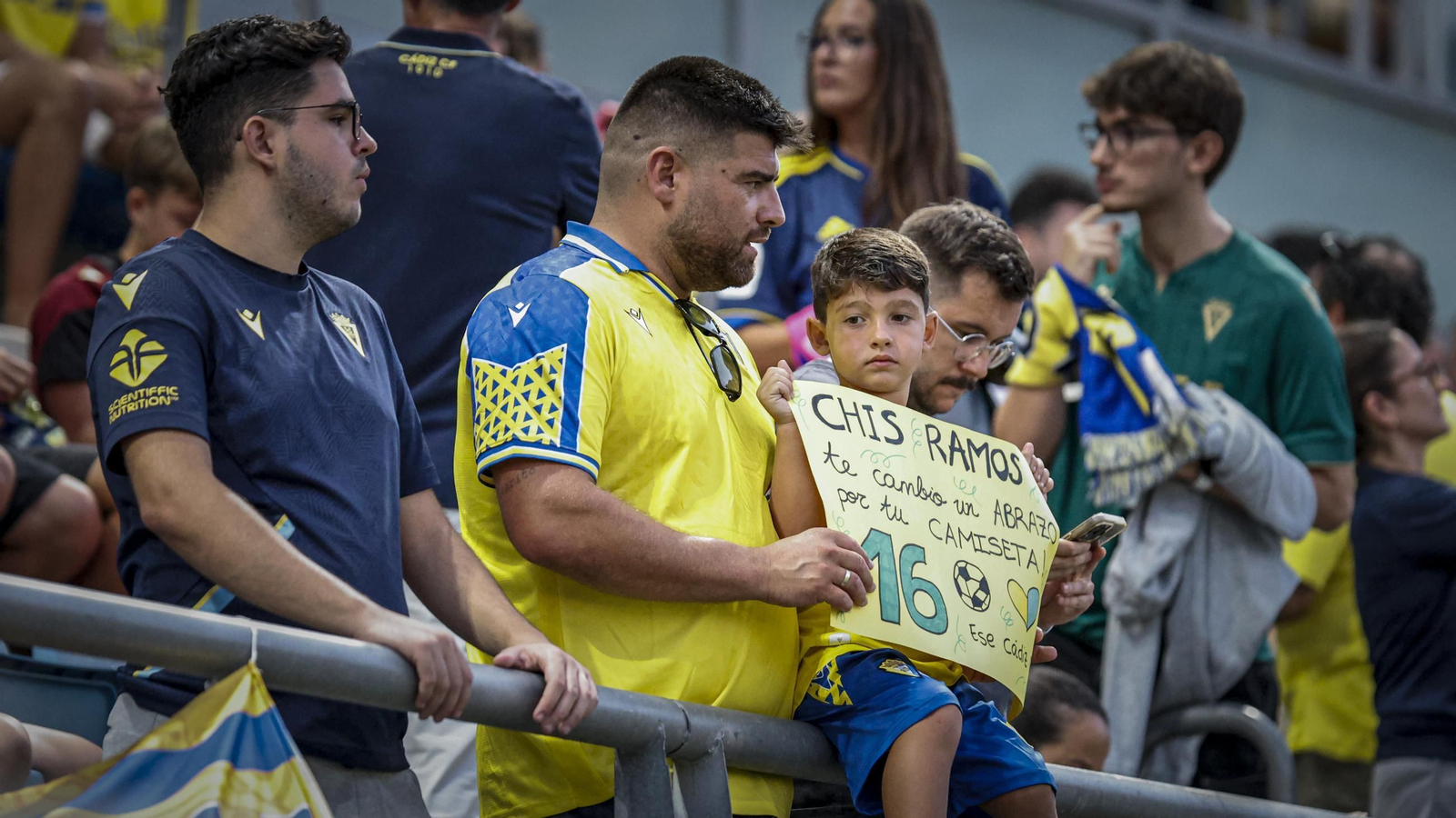 Búscate entre las fotos del partido de fútbol entre Cádiz CF y Real Zaragoza