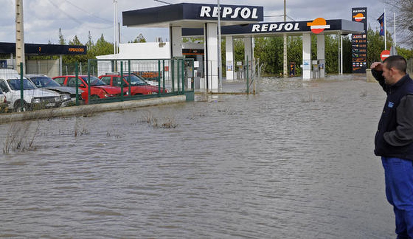 Un vecino de La Algaba divisa una zona próxima a una gasolinera totalmente anegada.  Foto: Juan Carlos Vázquez