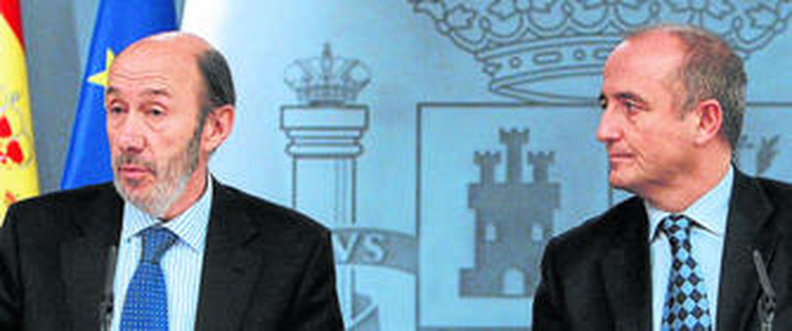 El vicepresidente primero, Alfredo Pérez Rubalcaba, y el ministro de Industria, Miguel Sebastián, ayer tras el Consejo de Ministros.