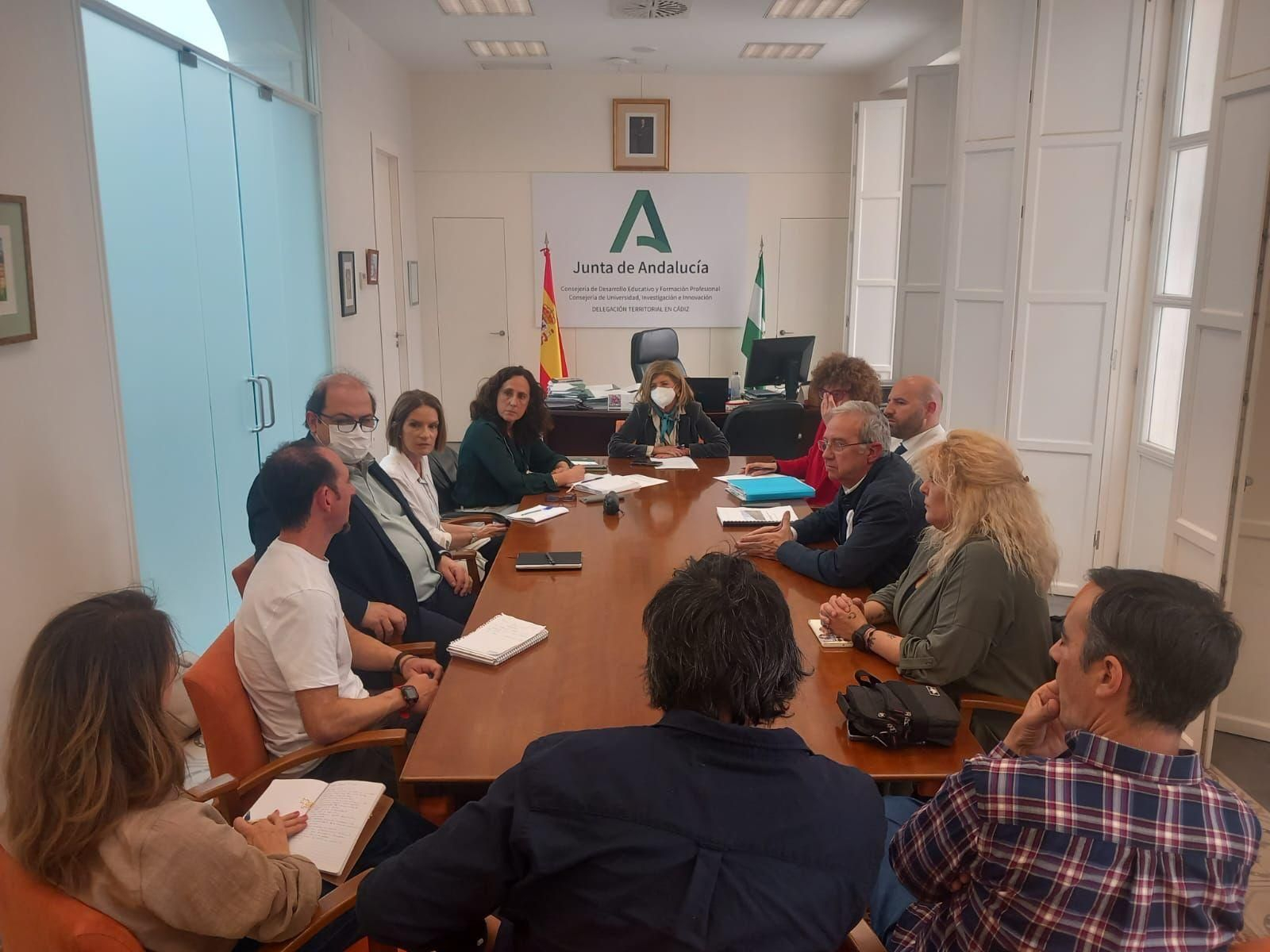 Reunión en las dependencias de la Delegación Territorial de Educación para abordar la situación del colegio San Ignacio, de San Fernando