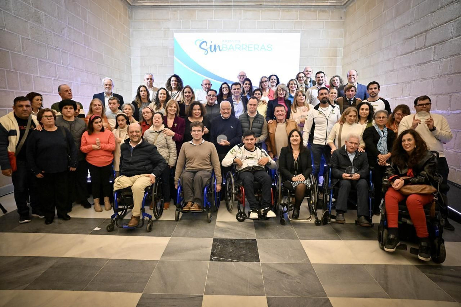 Foto de familia con todos los premiados.