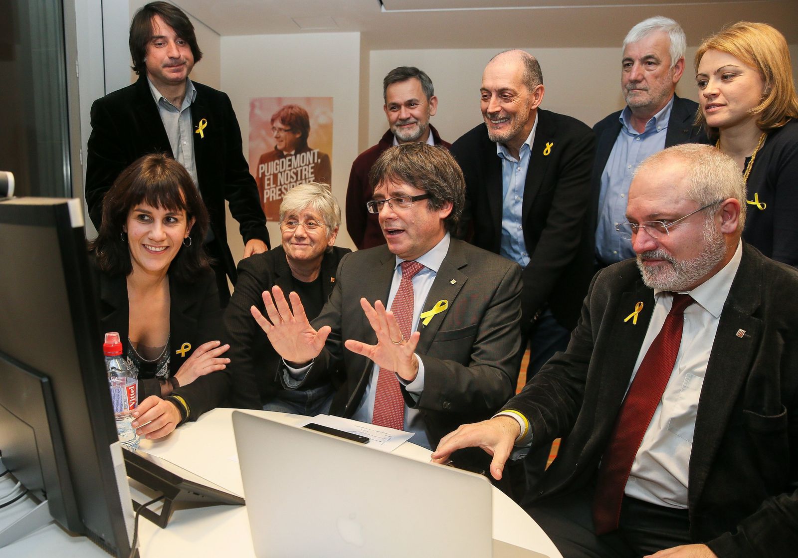 Puigdemont con sus colaboradores en Bruselas