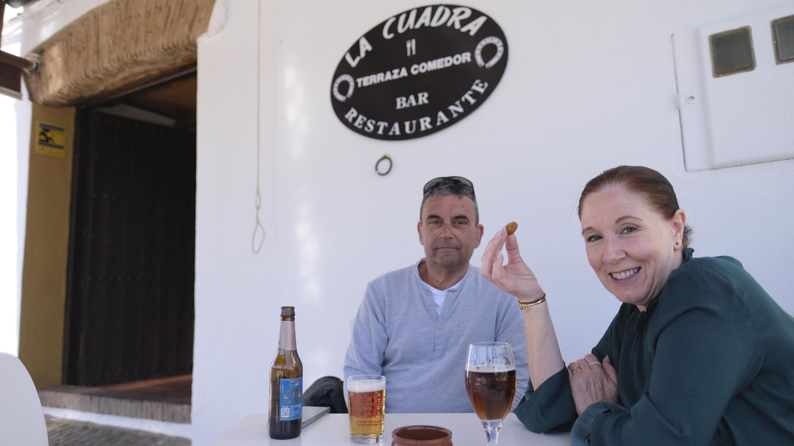 Dos clientes llegados desde Torrevieja prueban las aceitunas fritas. Dos clientes llegados desde Torrevieja prueban las aceitunas fritas.