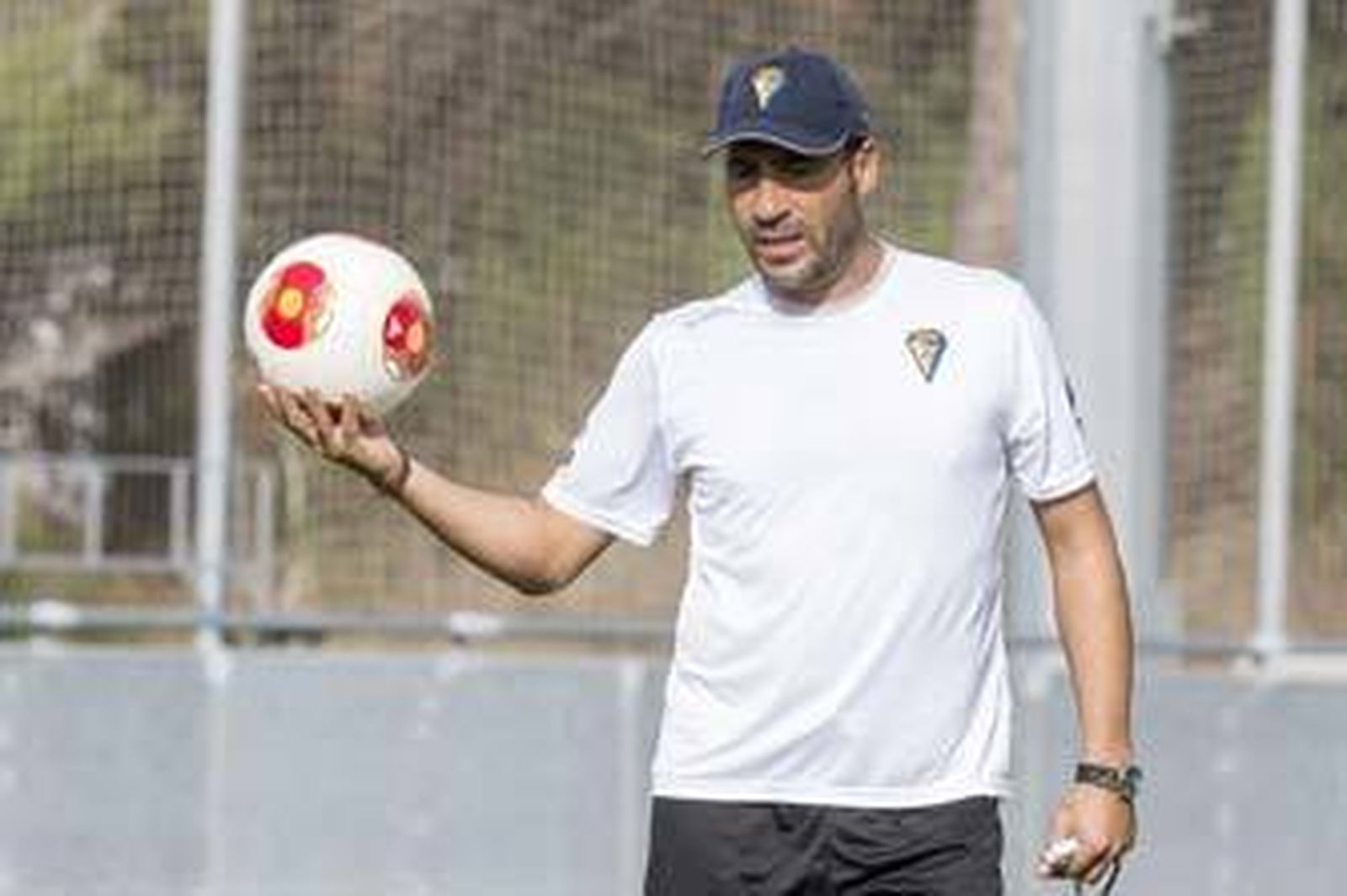 Raúl Agné sostiene el balón con la mano derecha durante un entrenamiento. /Julio González