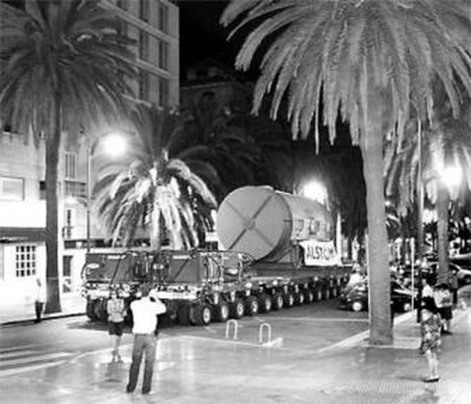 Paso de la plataforma por la Alameda de Colón.