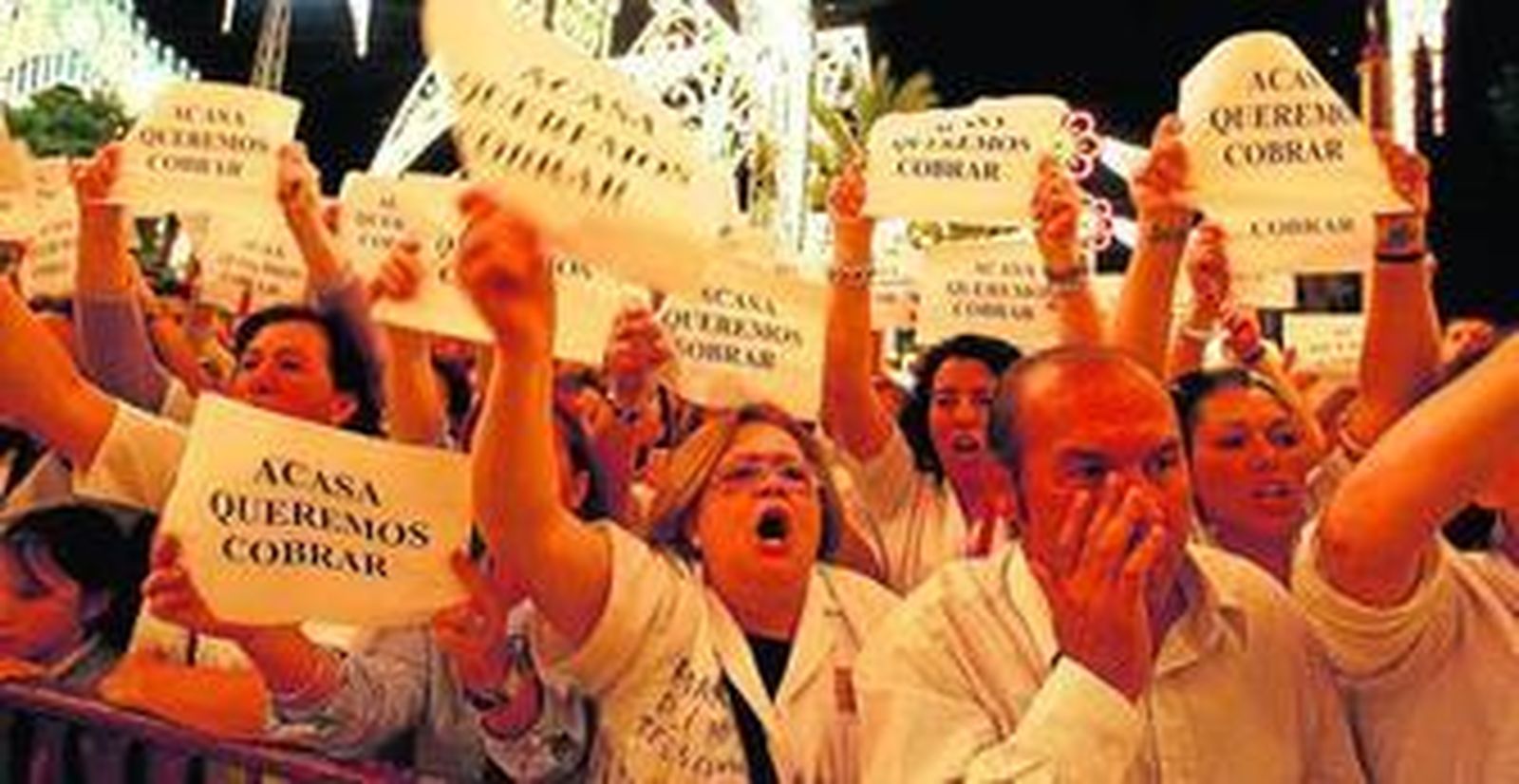 Las trabajadoras de Acasa, ayer durante su protesta ante el templete municipal, donde Pilar Sánchez inauguró la Feria.