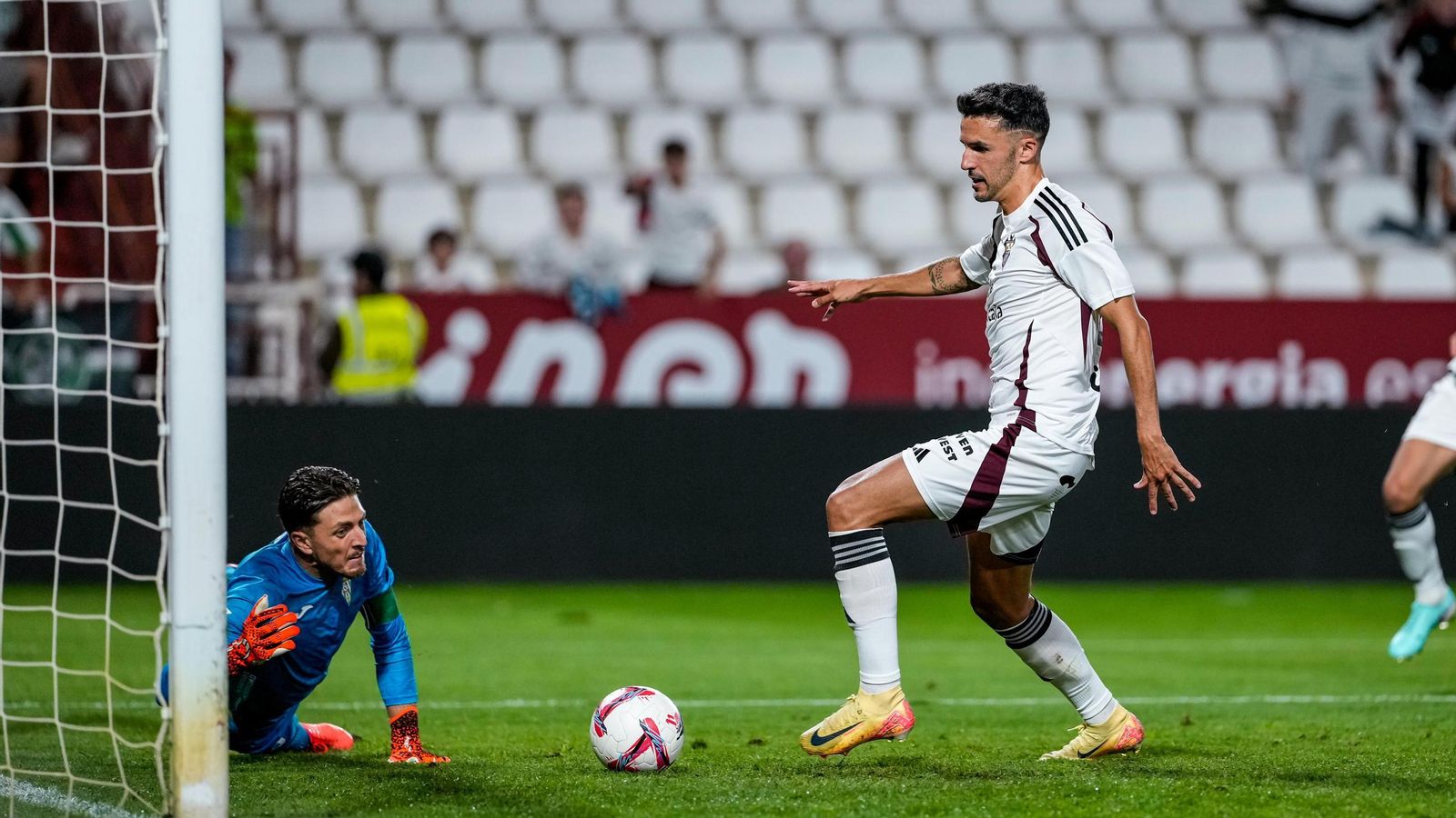 Quiles remata el balón a gol ante Carlos Marín en el Albacete - Córdoba CF.