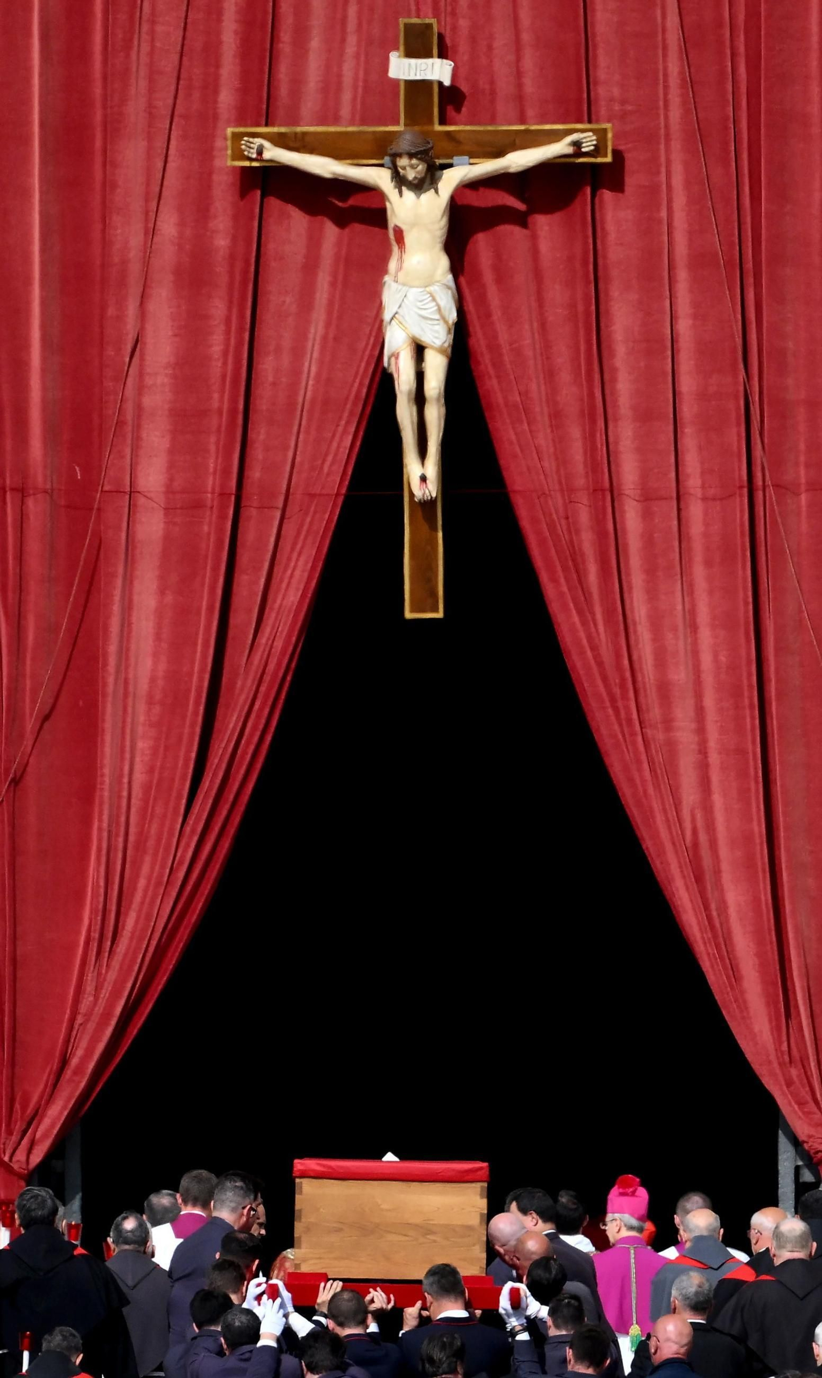 Las imágenes del traslado del féretro del papa Francisco a la Basílica de San Pedro en el Vaticano