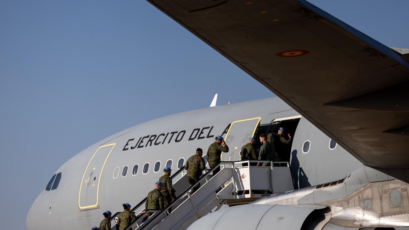 Margarita Robles despide a los militares de la BRI X que viajan a Líbano.