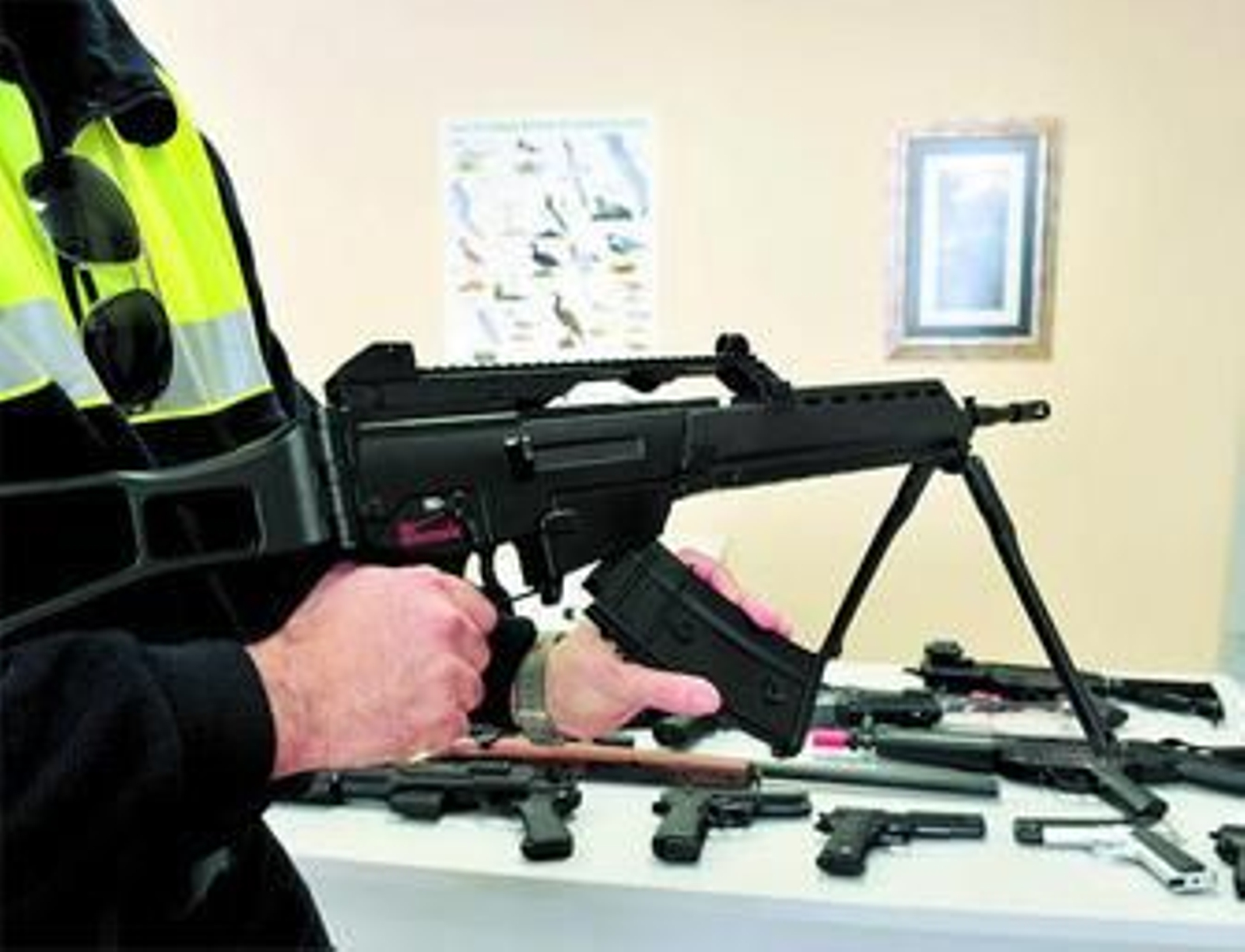 Un Policía porta la réplica de un subfusil que incluso tiene un disparador a ráfagas, ayer en la Jefatura de la Policía Local.