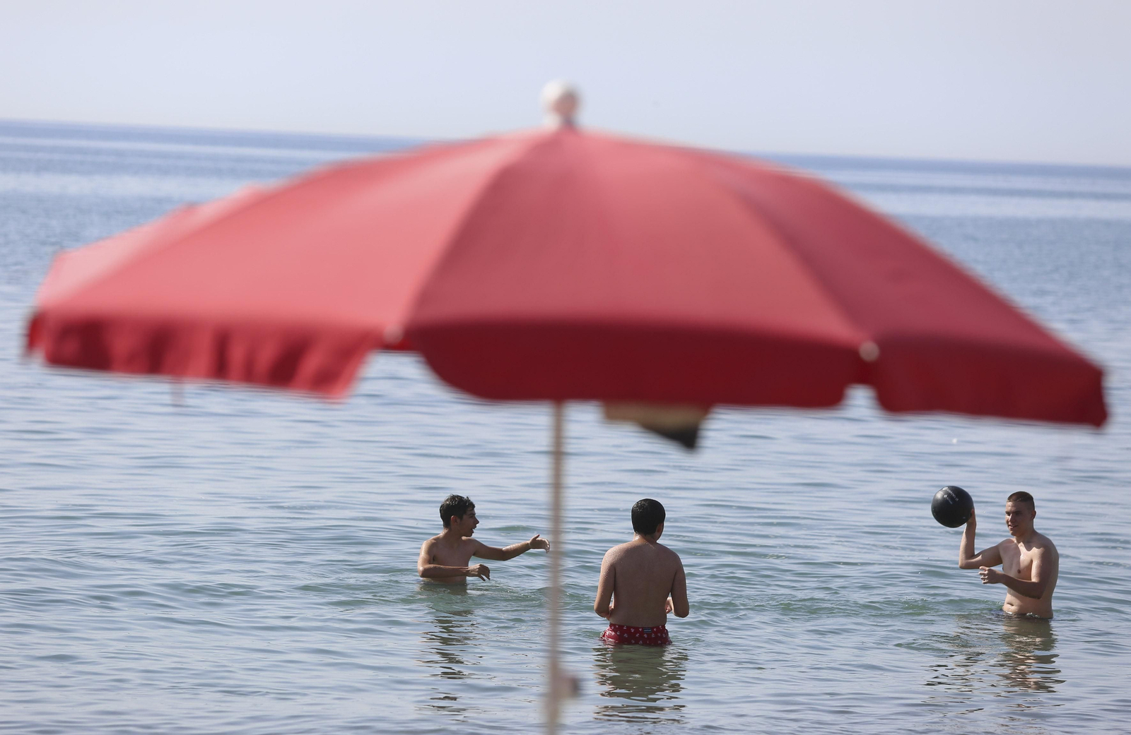 Fotos de la playa de La Misericordia con julio a la vuelta de la esquina Fotos de la playa de La Misericordia con julio a la vuelta de la esquina