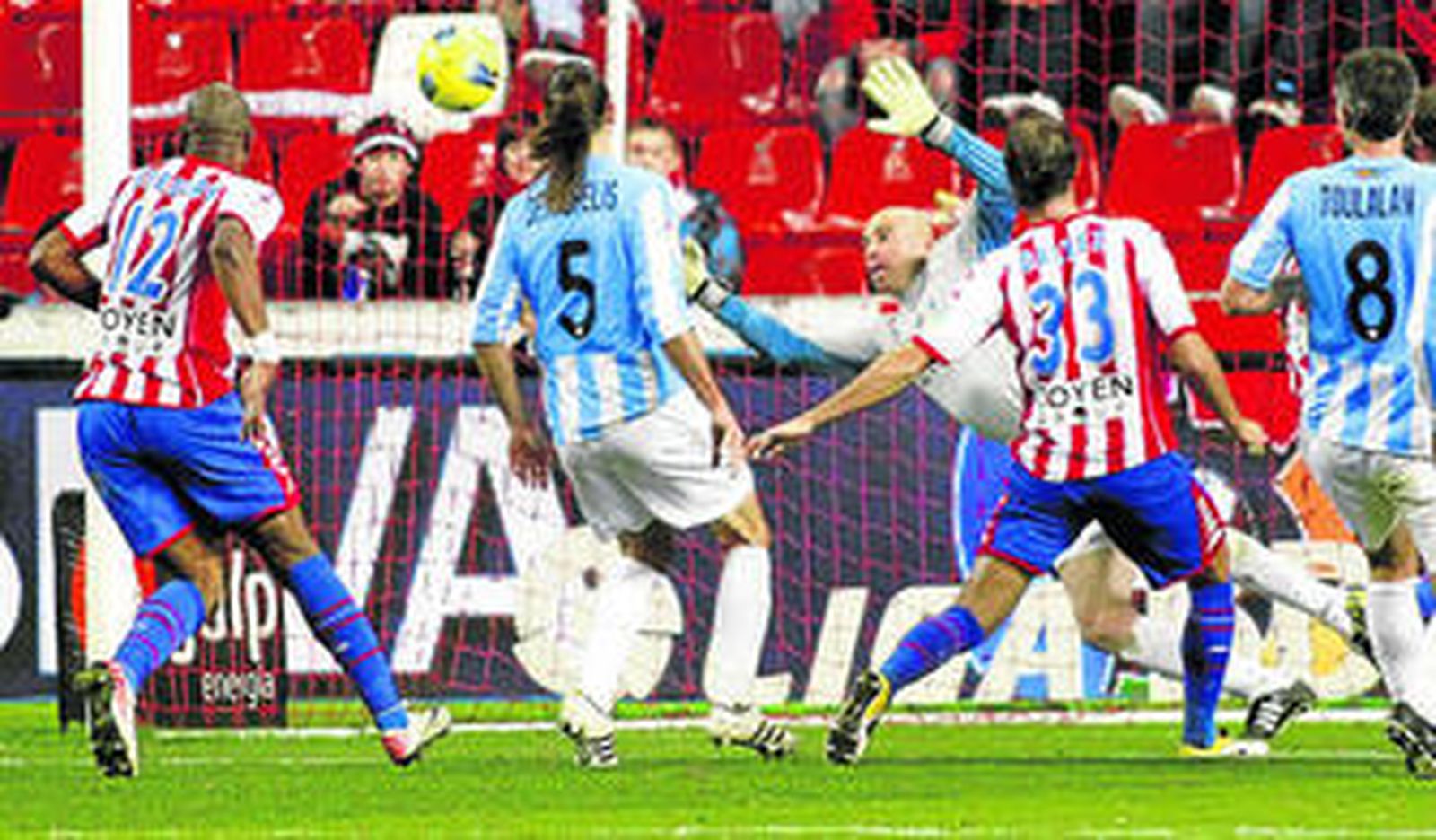 Gálvez (33), en el momento de batir a Caballero y anotar su primer gol en Primera.