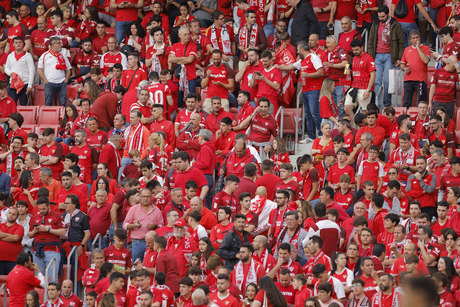 Búscate en las fotos del Sevilla-Juventus